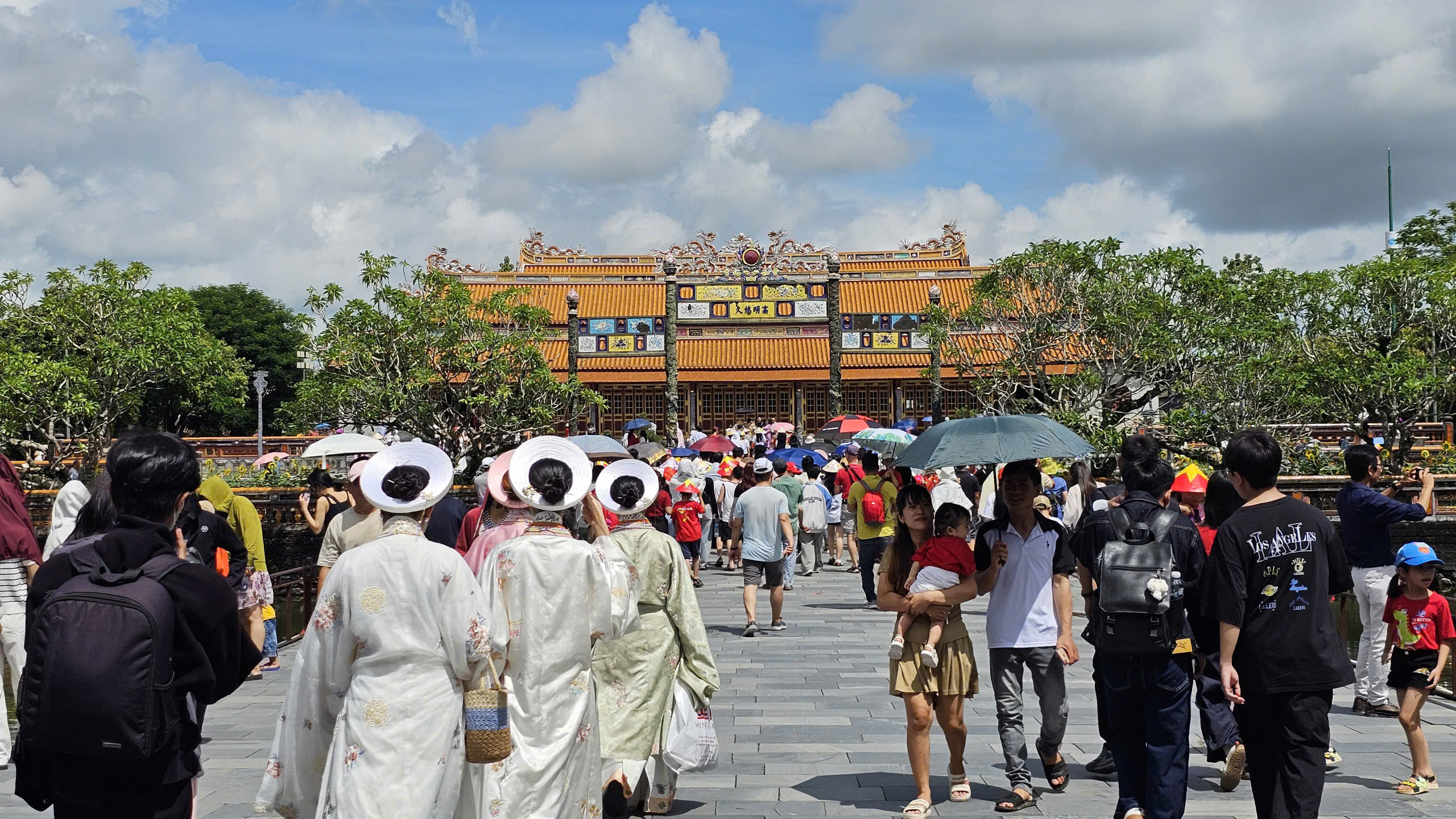 Du kh&aacute;ch nườm nượp tham quan Đại nội Huế trong ng&agrave;y được miễn v&eacute;- Ảnh 10.