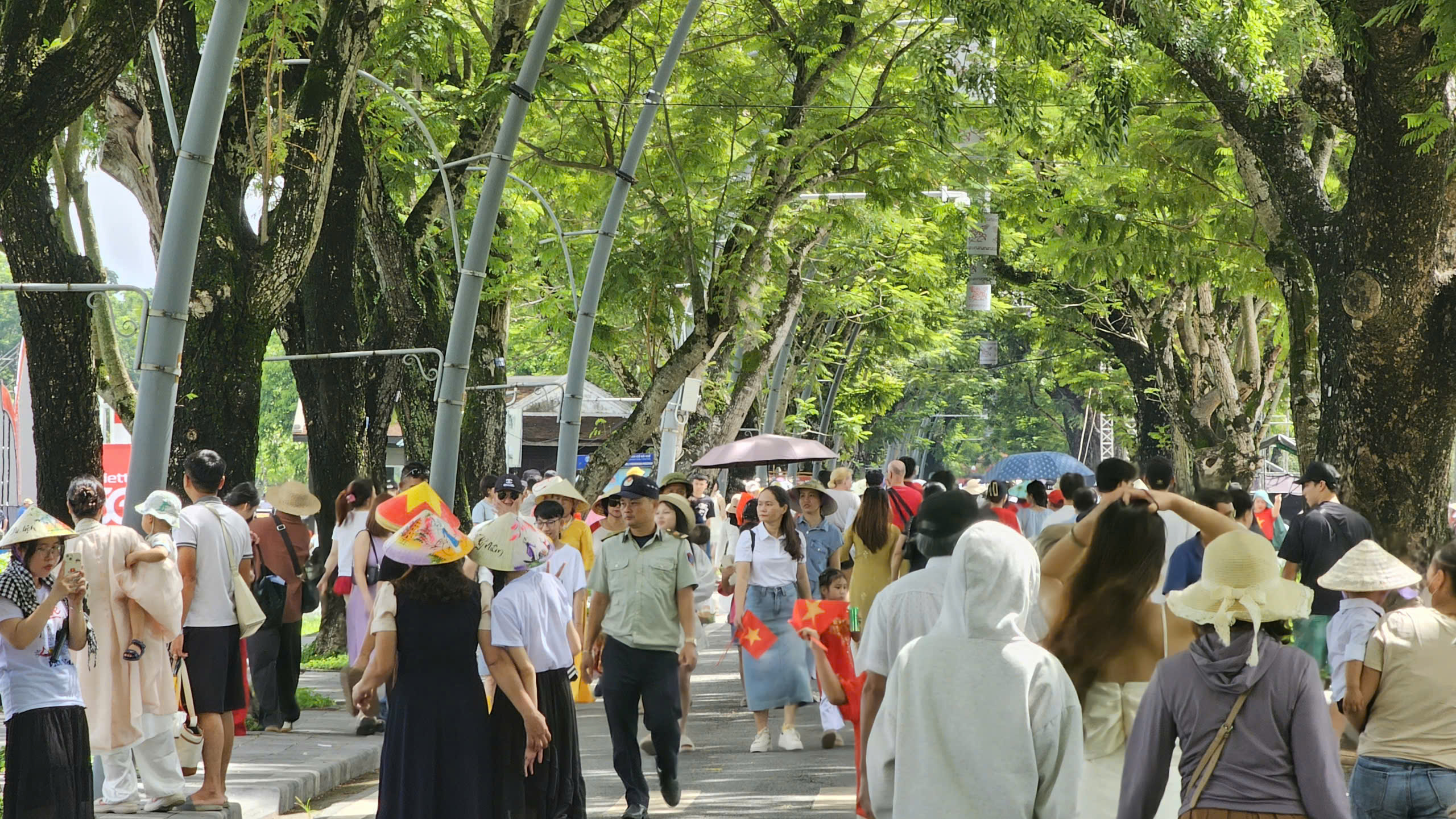 Du kh&aacute;ch nườm nượp tham quan Đại nội Huế trong ng&agrave;y được miễn v&eacute;- Ảnh 1.