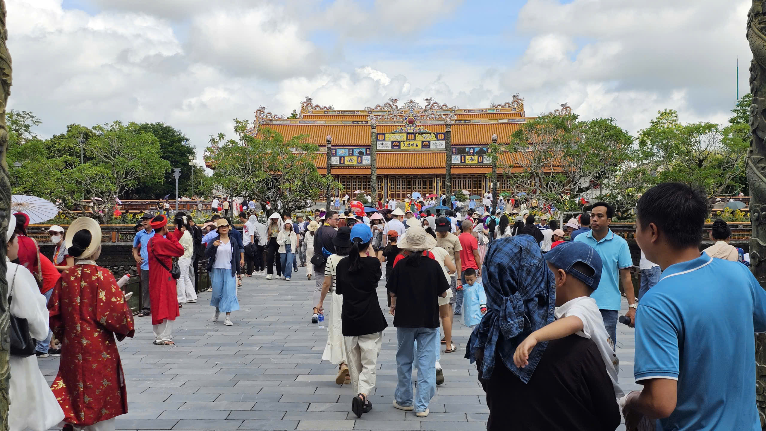 Du kh&aacute;ch nườm nượp tham quan Đại nội Huế trong ng&agrave;y được miễn v&eacute;- Ảnh 8.