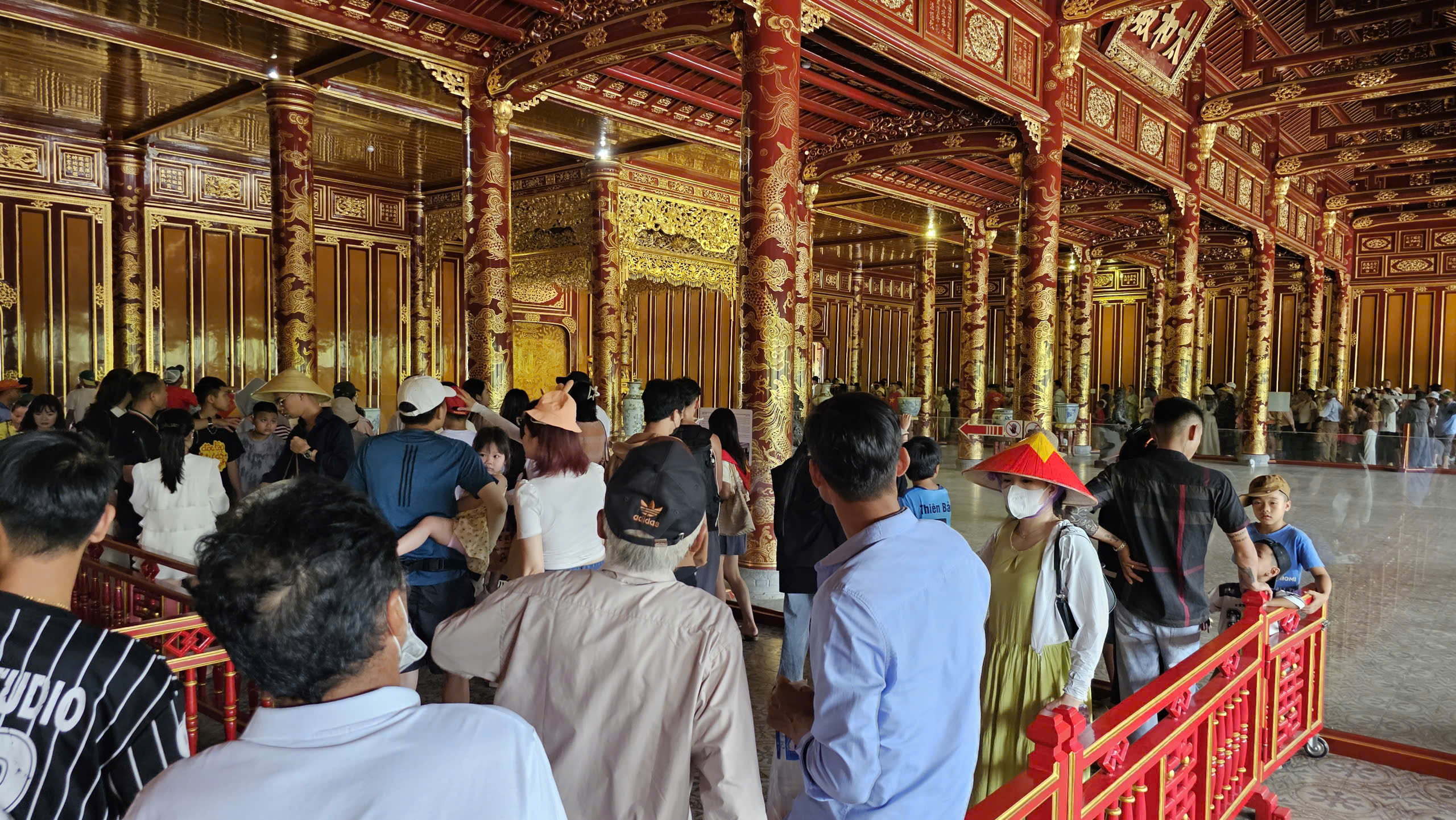 Du kh&aacute;ch nườm nượp tham quan Đại nội Huế trong ng&agrave;y được miễn v&eacute;- Ảnh 17.