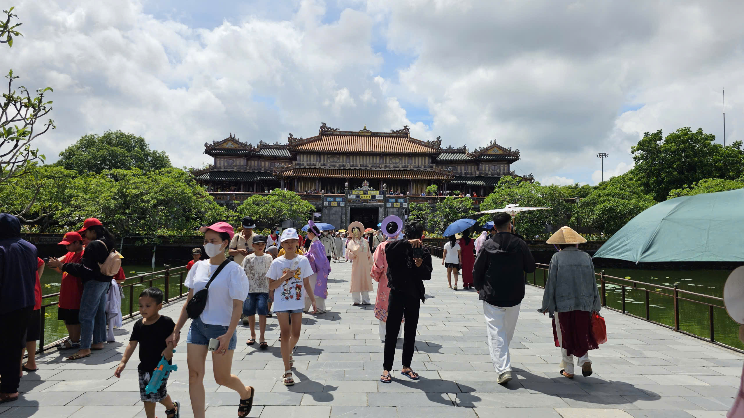 Du kh&aacute;ch nườm nượp tham quan Đại nội Huế trong ng&agrave;y được miễn v&eacute;- Ảnh 15.