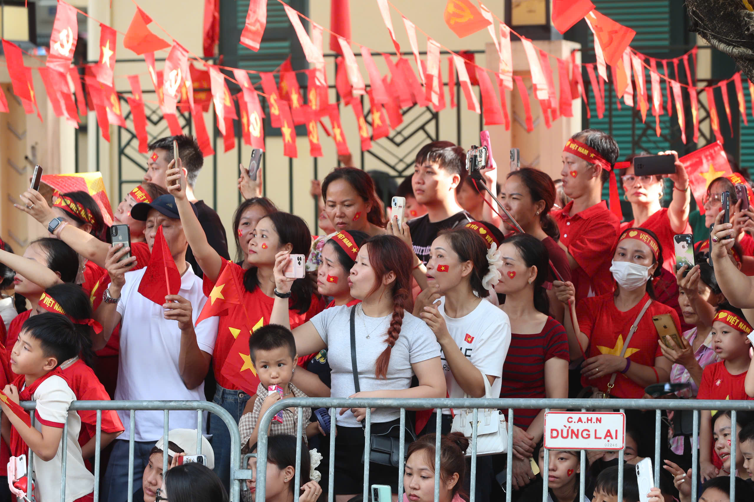 Emotional, proud rally and parade mark 80th National Day - Ảnh 41.