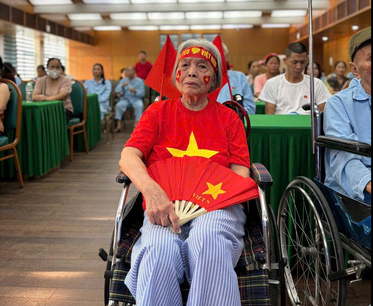 Bệnh nh&acirc;n ngồi xe lăn, đeo d&acirc;y truyền, h&aacute;o hức xem trực tiếp lễ diễu binh - Ảnh 6.