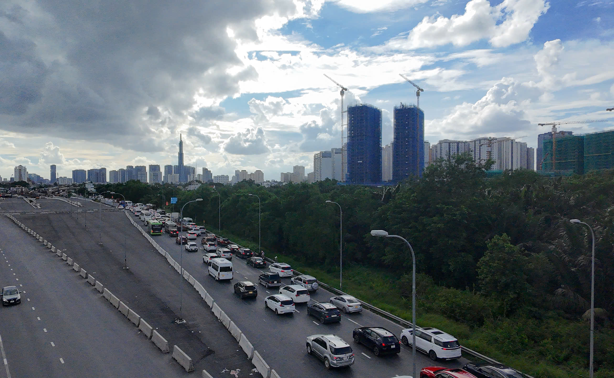 H&igrave;nh ảnh người d&acirc;n quay trở lại TP HCM , giao th&ocirc;ng dễ thở sau lễ - Ảnh 6.