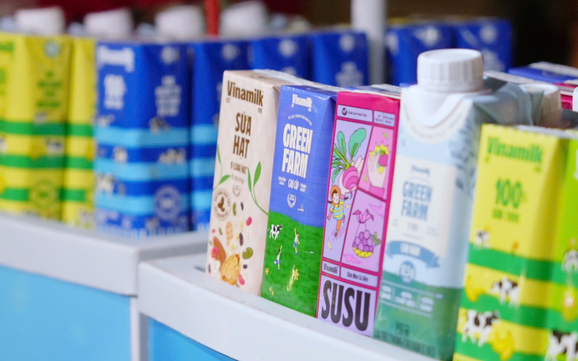 Vinamilk hỗ trợ h&agrave;ng trăm ng&agrave;n sản phẩm đến v&ugrave;ng lũ - Ảnh 3.