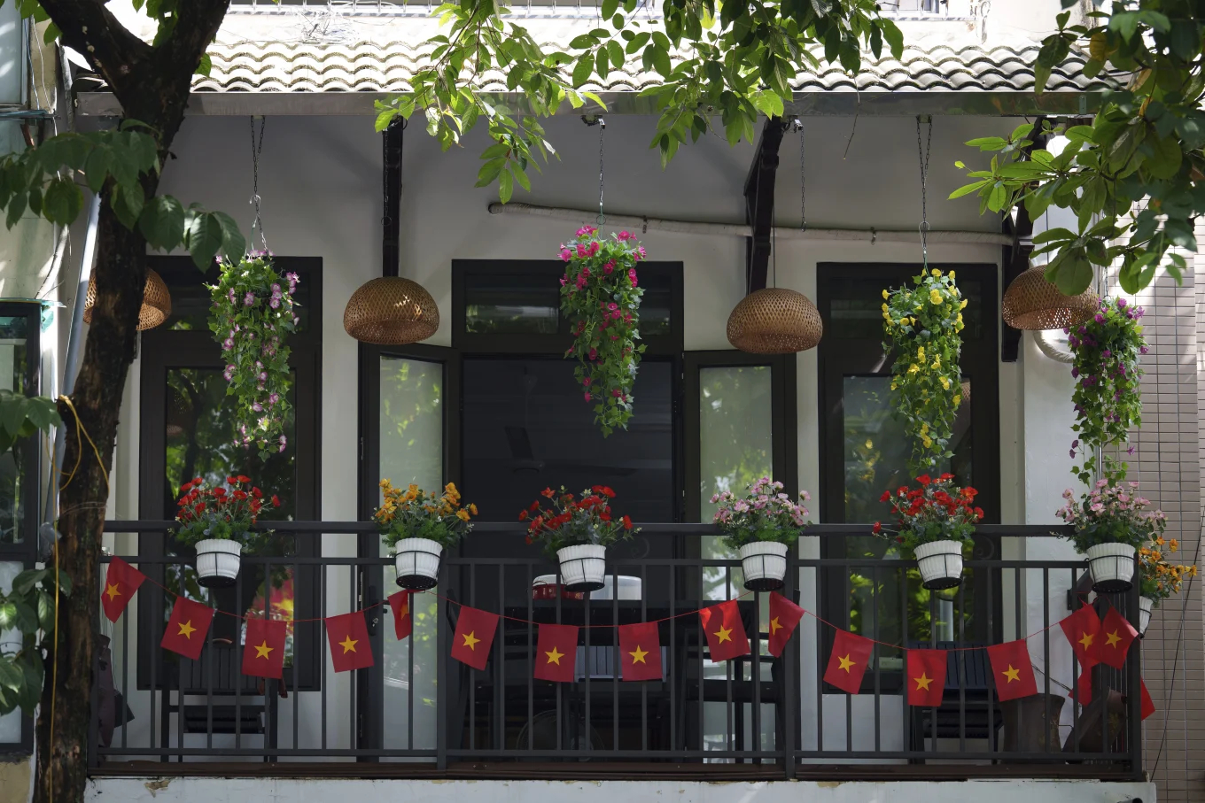 Ban công Hà Nội rực rỡ cờ hoa qua ống kính hãng tin quốc tế- Ảnh 10.