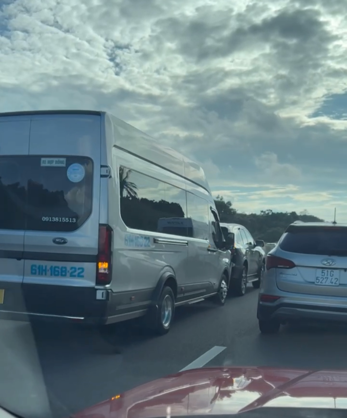 Ùn tắc giao thông kéo dài trên cao tốc Dầu Giây - Phan Thiết hướng về TP HCM - Ảnh 1.