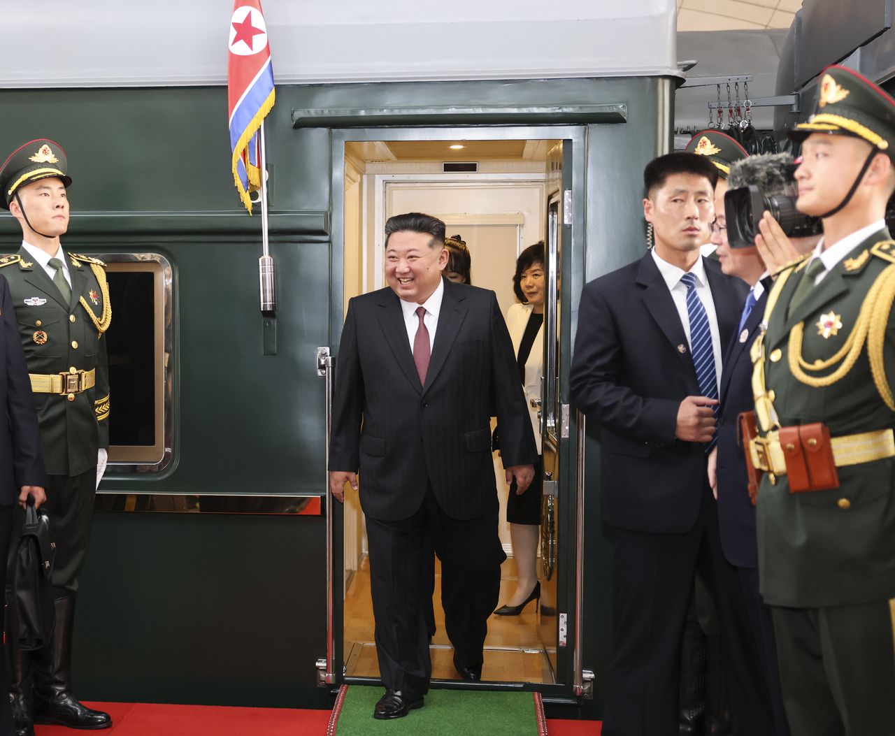 Ông Kim Jong-un tới Bắc Kinh, có khả năng đi cùng con gái Kim Ju-ae - Ảnh 1.