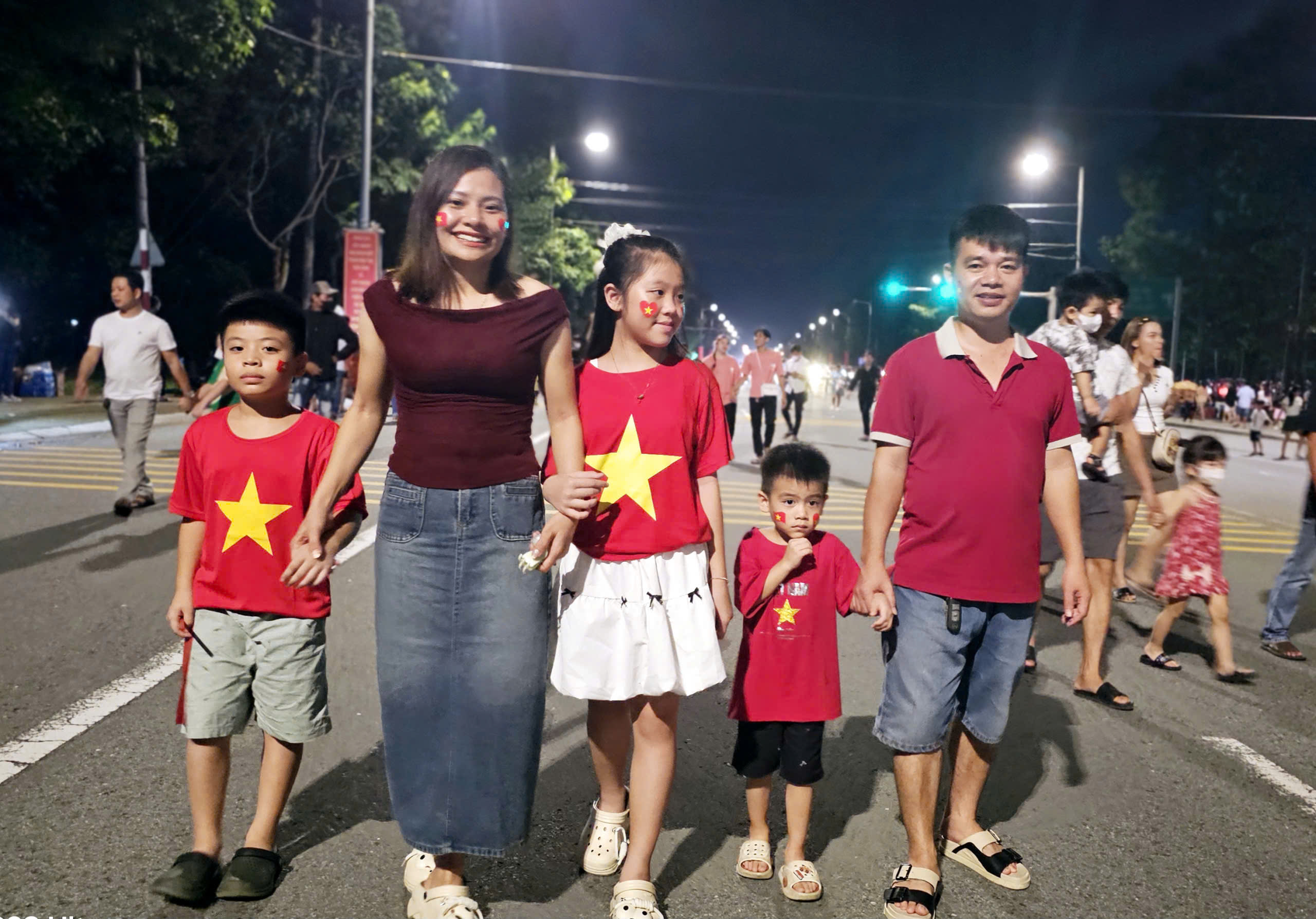 Mãn nhãn với màn bắn pháo hoa tuyệt đẹp tại phường Bình Dương, TP HCM- Ảnh 2.