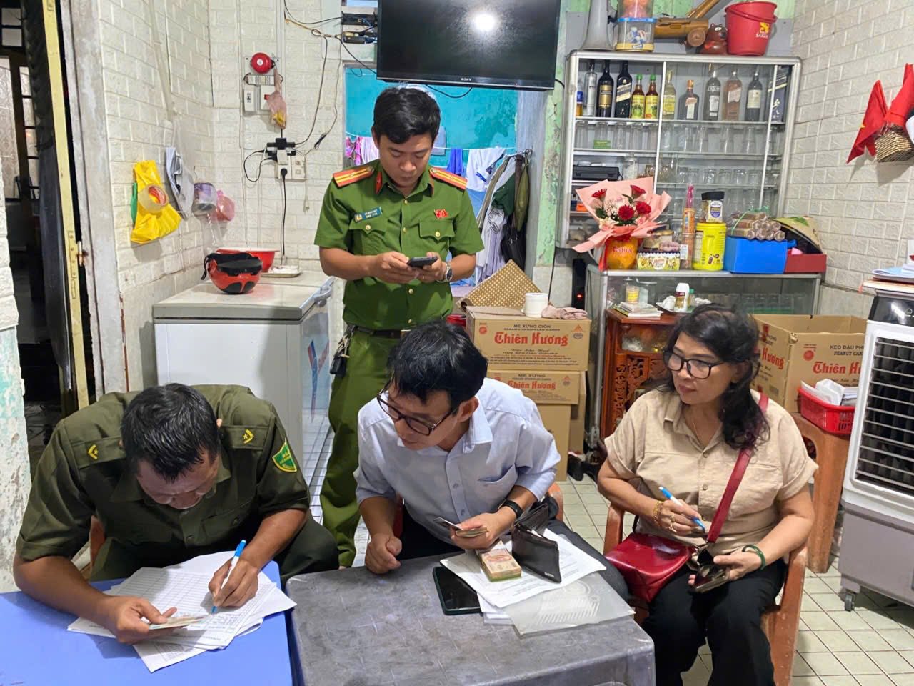 Thiết kế cả phong bì, xuyên đêm chi trả quà tặng 100.000 đồng cho người dân- Ảnh 6.