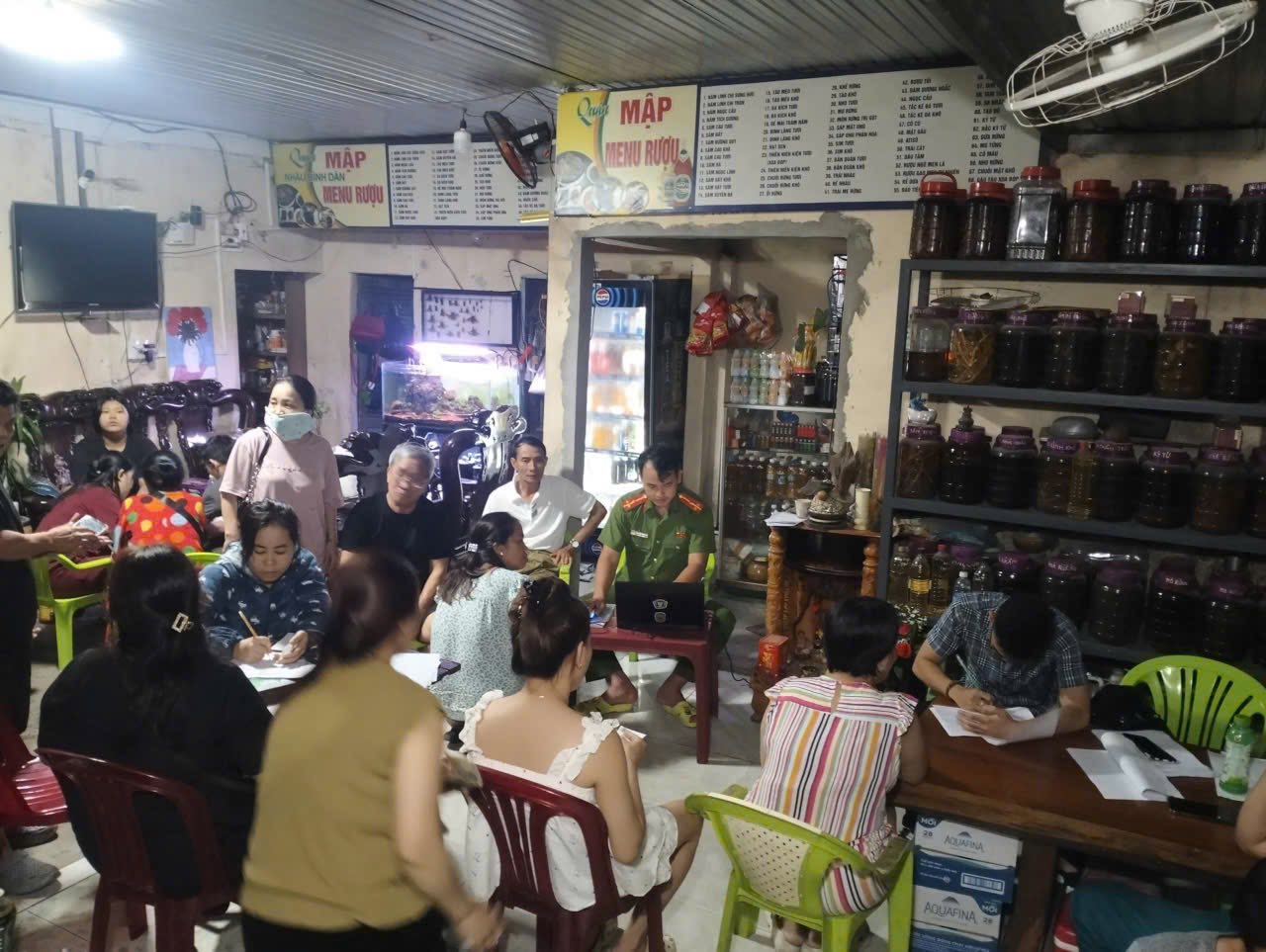 Thiết kế cả phong bì, xuyên đêm chi trả quà tặng 100.000 đồng cho người dân- Ảnh 8.