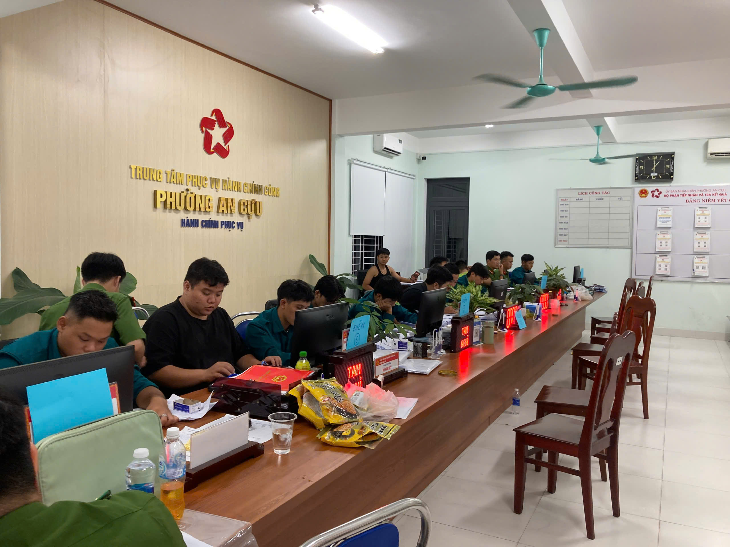 Thiết kế cả phong bì, xuyên đêm chi trả quà tặng 100.000 đồng cho người dân- Ảnh 3.