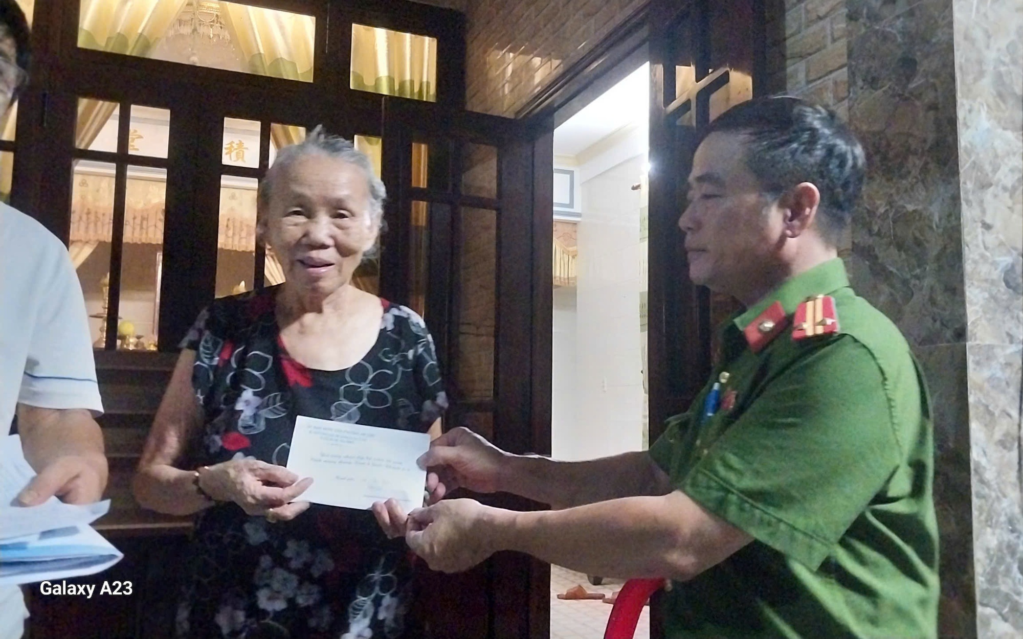 Thiết kế phong bì, cả đêm chi trả quà tặng 100.000 đồng cho người dân