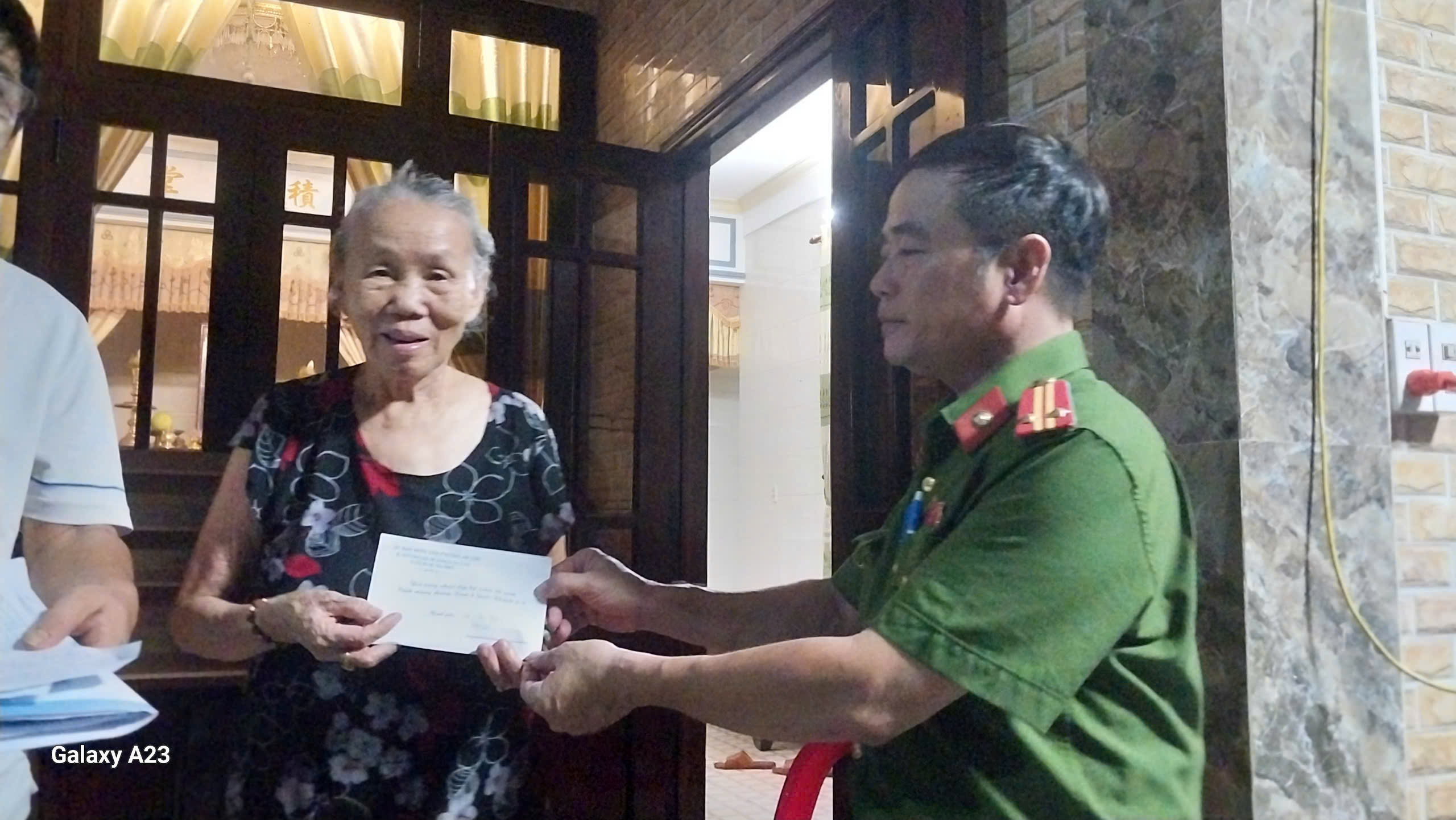 Thiết kế cả phong bì, xuyên đêm chi trả quà tặng 100.000 đồng cho người dân- Ảnh 1.