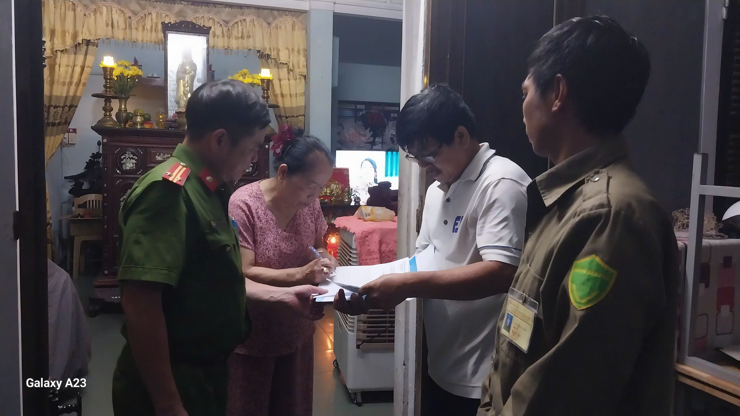 Thiết kế cả phong bì, xuyên đêm chi trả quà tặng 100.000 đồng cho người dân- Ảnh 4.
