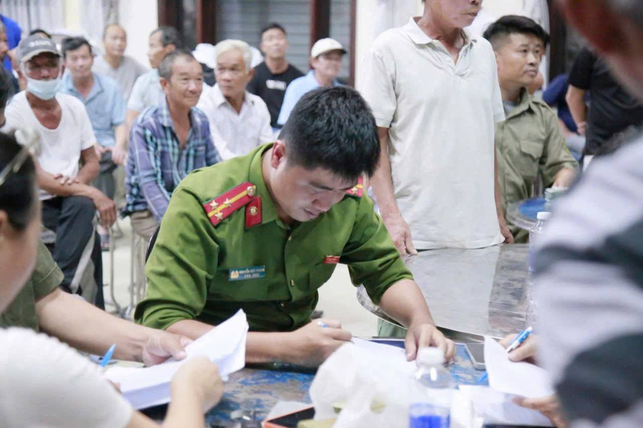 Thiết kế cả phong bì, xuyên đêm chi trả quà tặng 100.000 đồng cho người dân- Ảnh 10.