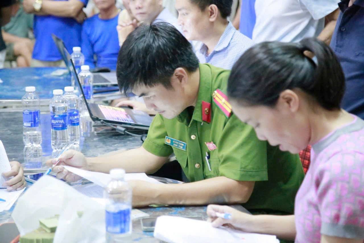 Thiết kế cả phong bì, xuyên đêm chi trả quà tặng 100.000 đồng cho người dân- Ảnh 9.