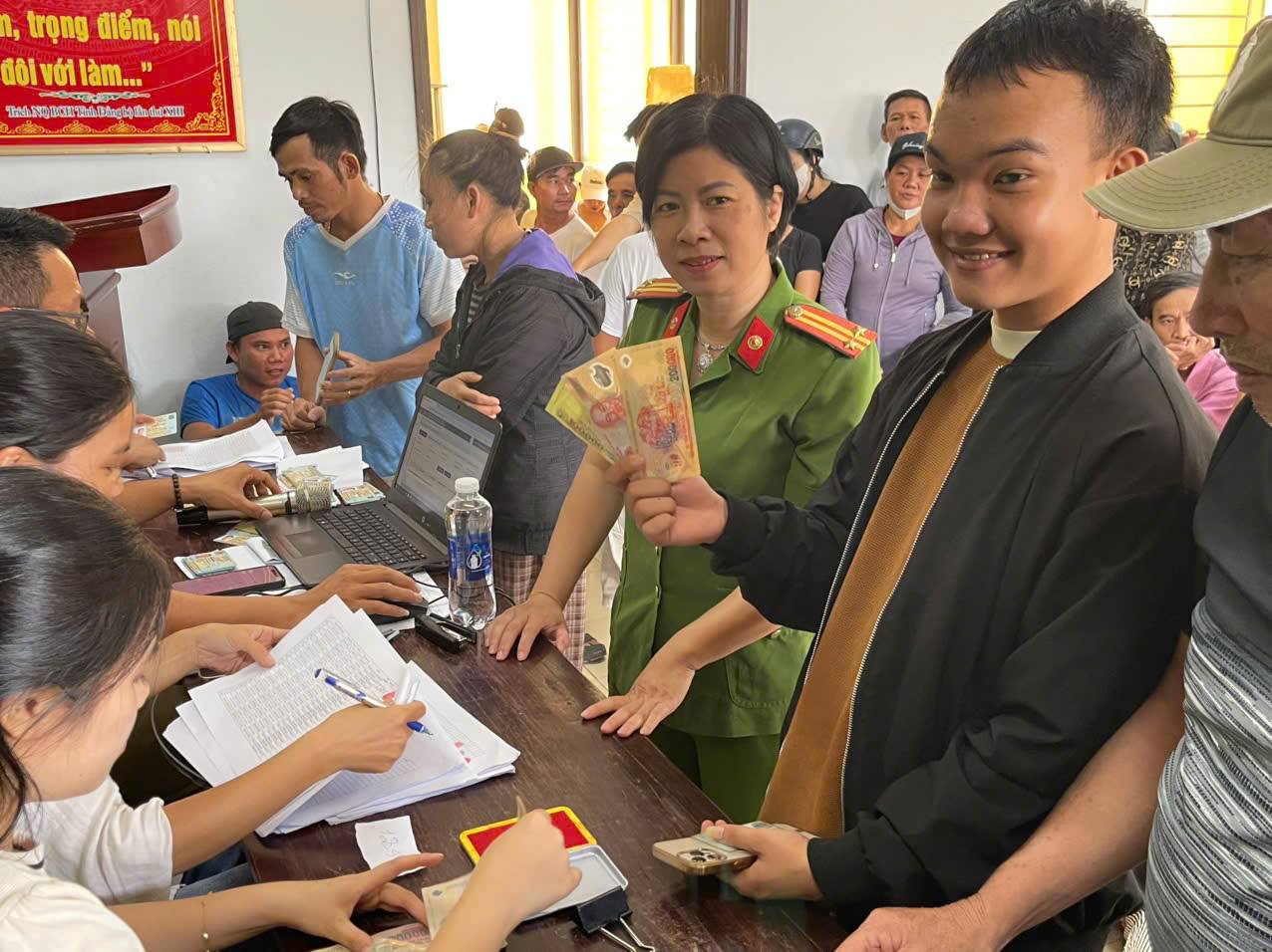 Thiết kế cả phong bì, xuyên đêm chi trả quà tặng 100.000 đồng cho người dân- Ảnh 11.