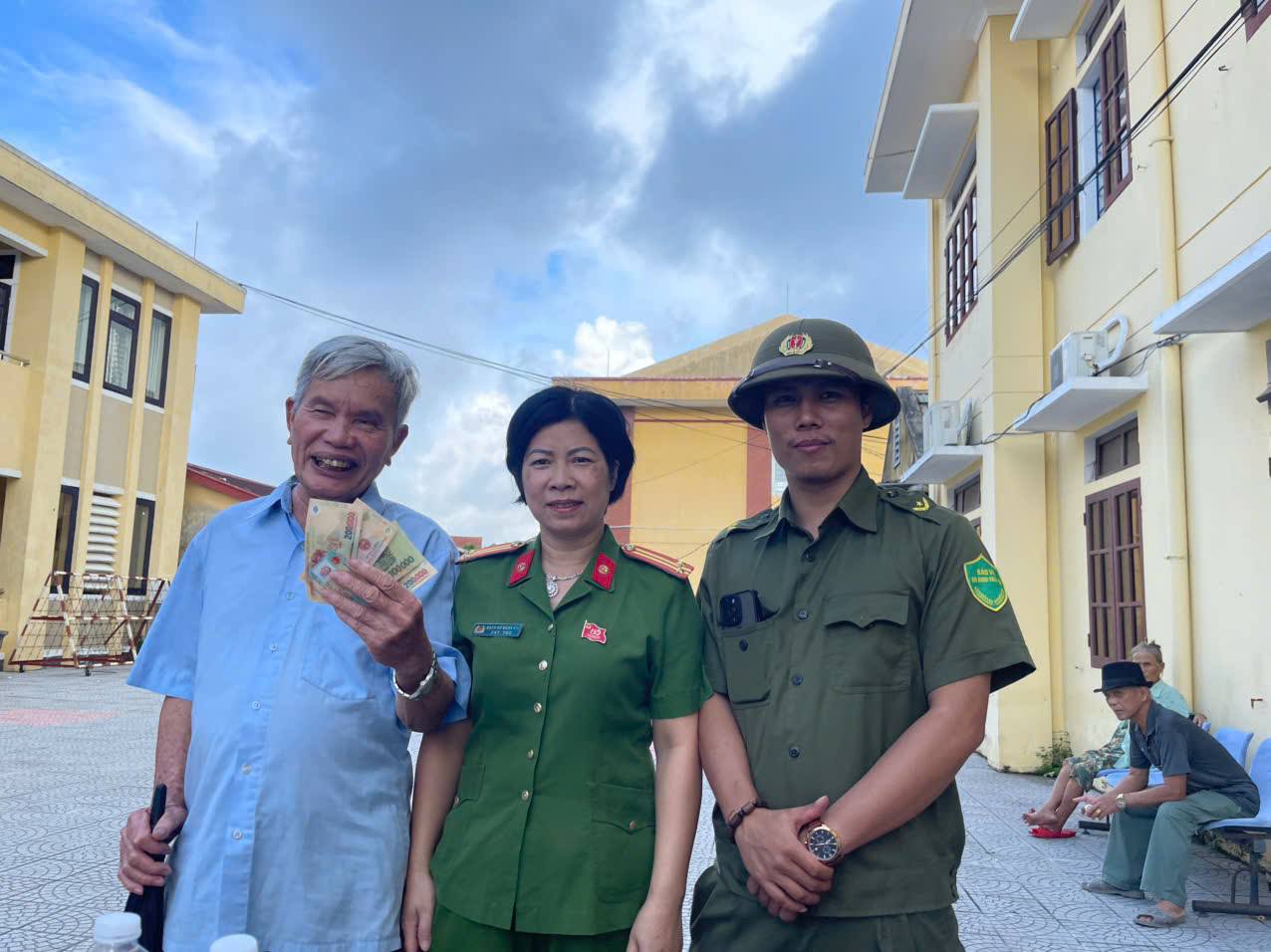 Thiết kế cả phong bì, xuyên đêm chi trả quà tặng 100.000 đồng cho người dân- Ảnh 12.