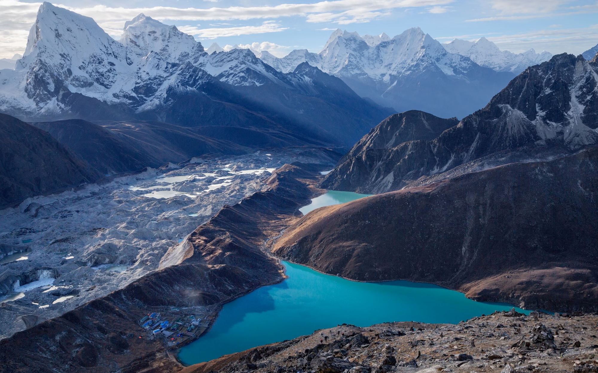 Phát hiện cấu trúc kỳ lạ đang đội dãy Himalaya lên cao