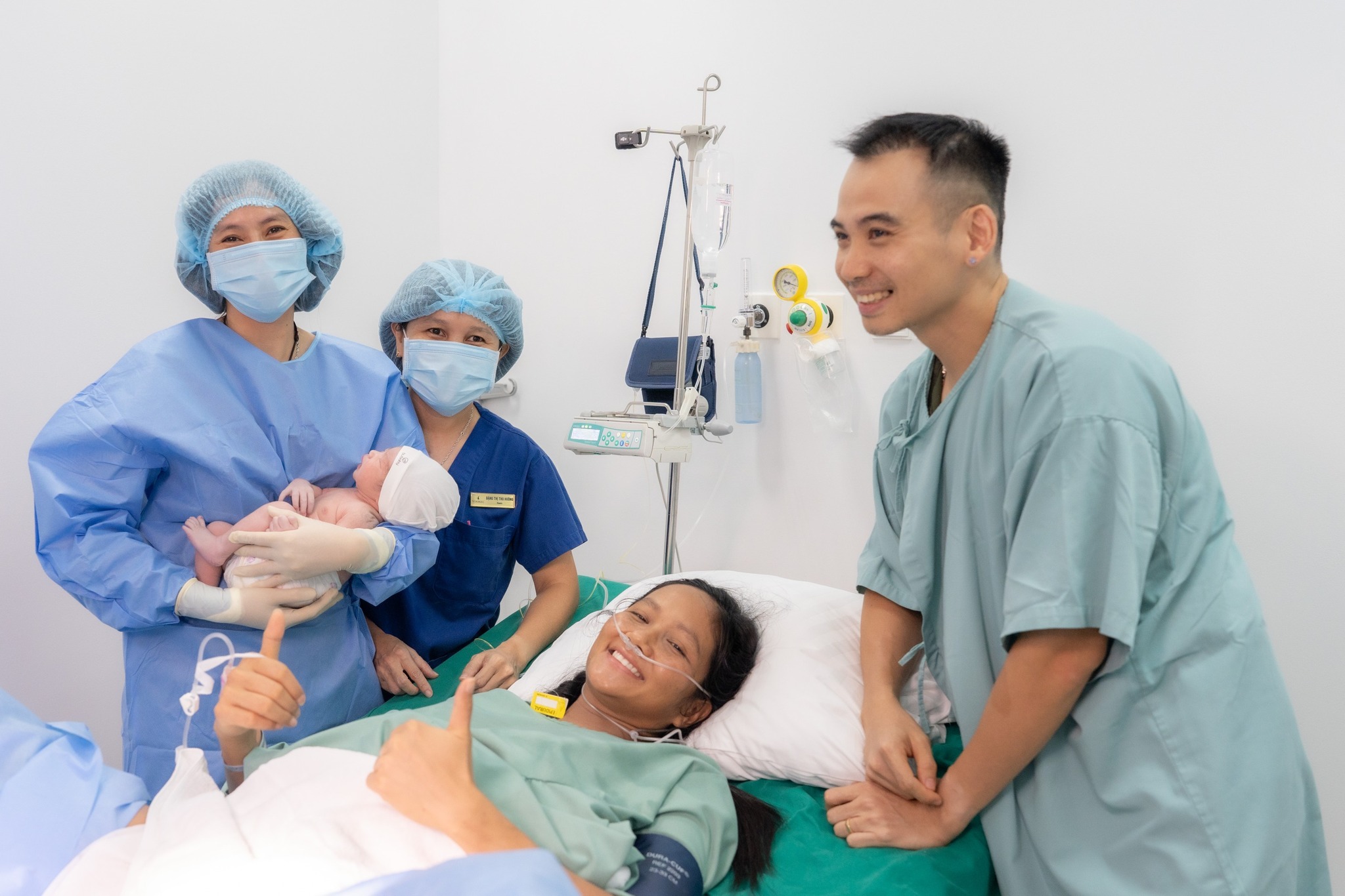 H'Hen Ni&ecirc; sinh con g&aacute;i- Ảnh 1.