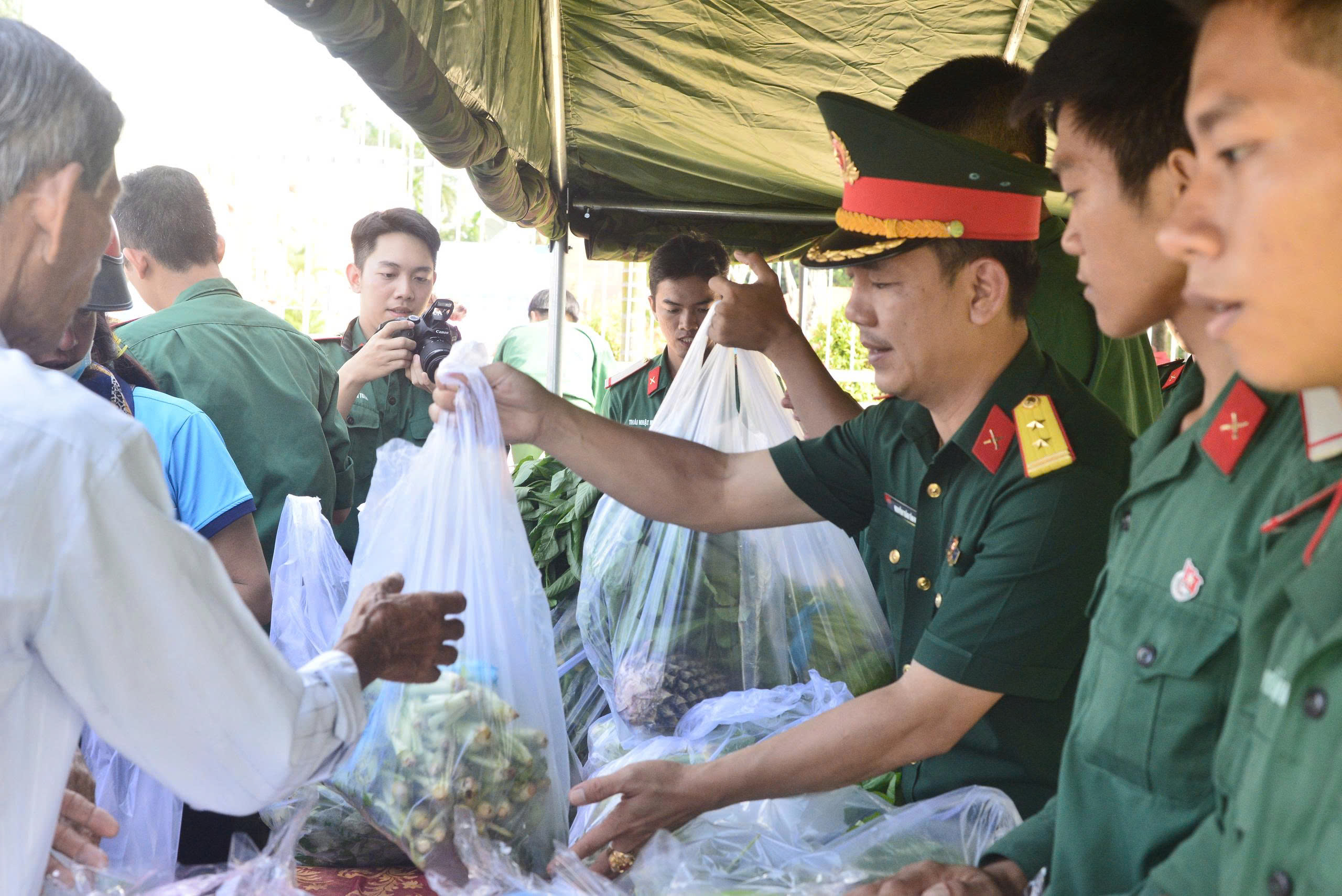 Trung đoàn Gia Định: Gắn kết tình Quân - Dân với "Gian hàng 0 đồng" - Ảnh 7.