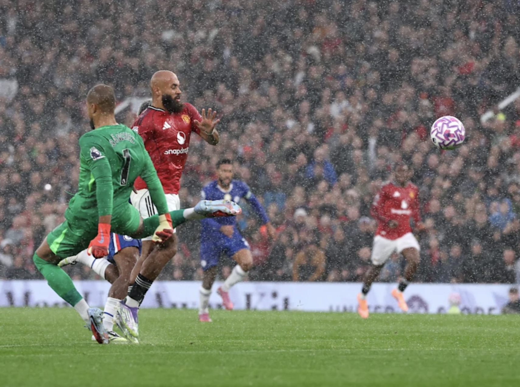 Mưa trời v&agrave; mưa thẻ ở Old Trafford, Man United thắng kịch t&iacute;nh Chelsea- Ảnh 1.