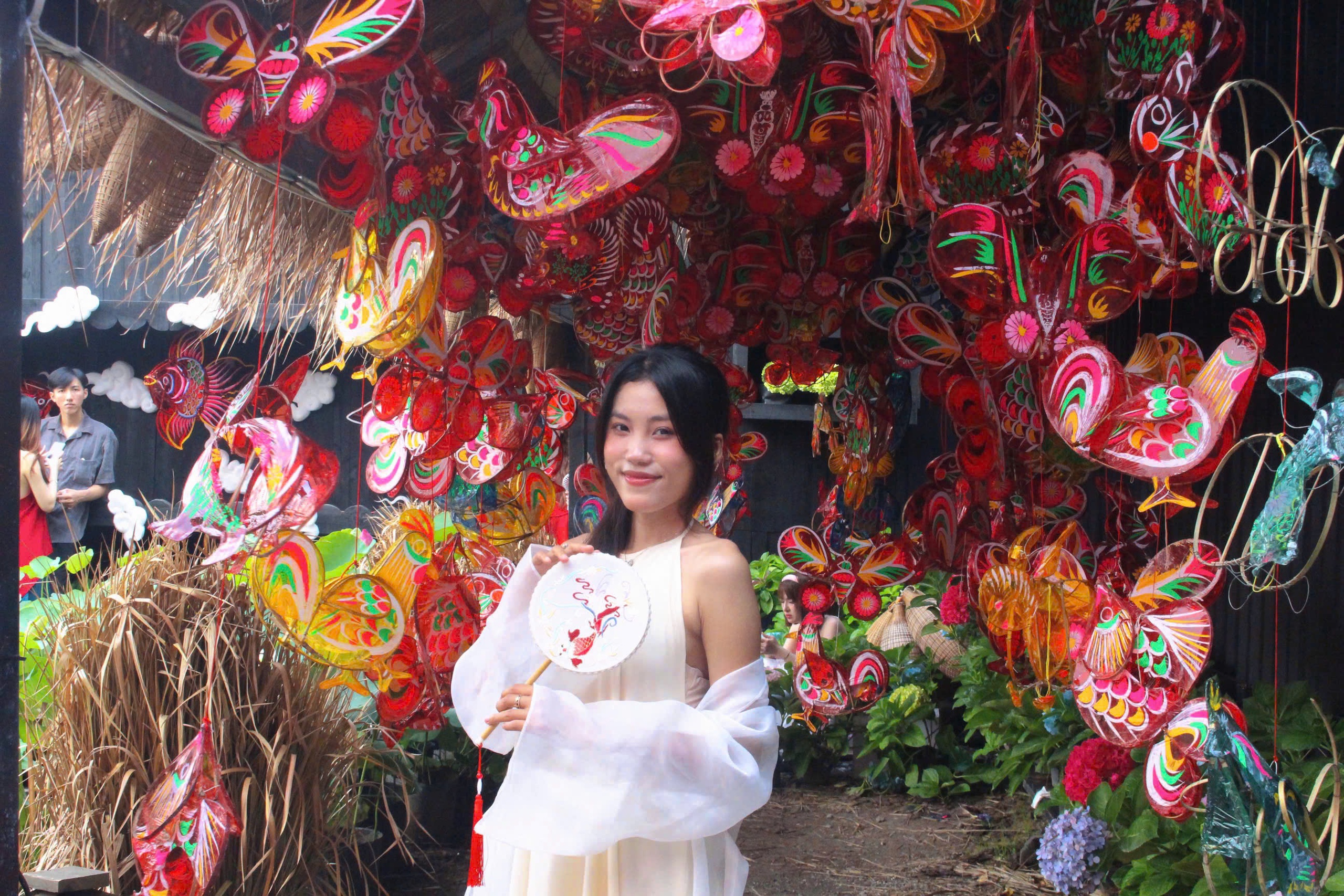 TP HCM: Kh&ocirc;ng kh&iacute; Trung thu "phủ s&oacute;ng" qu&aacute;n c&agrave; ph&ecirc;- Ảnh 5.