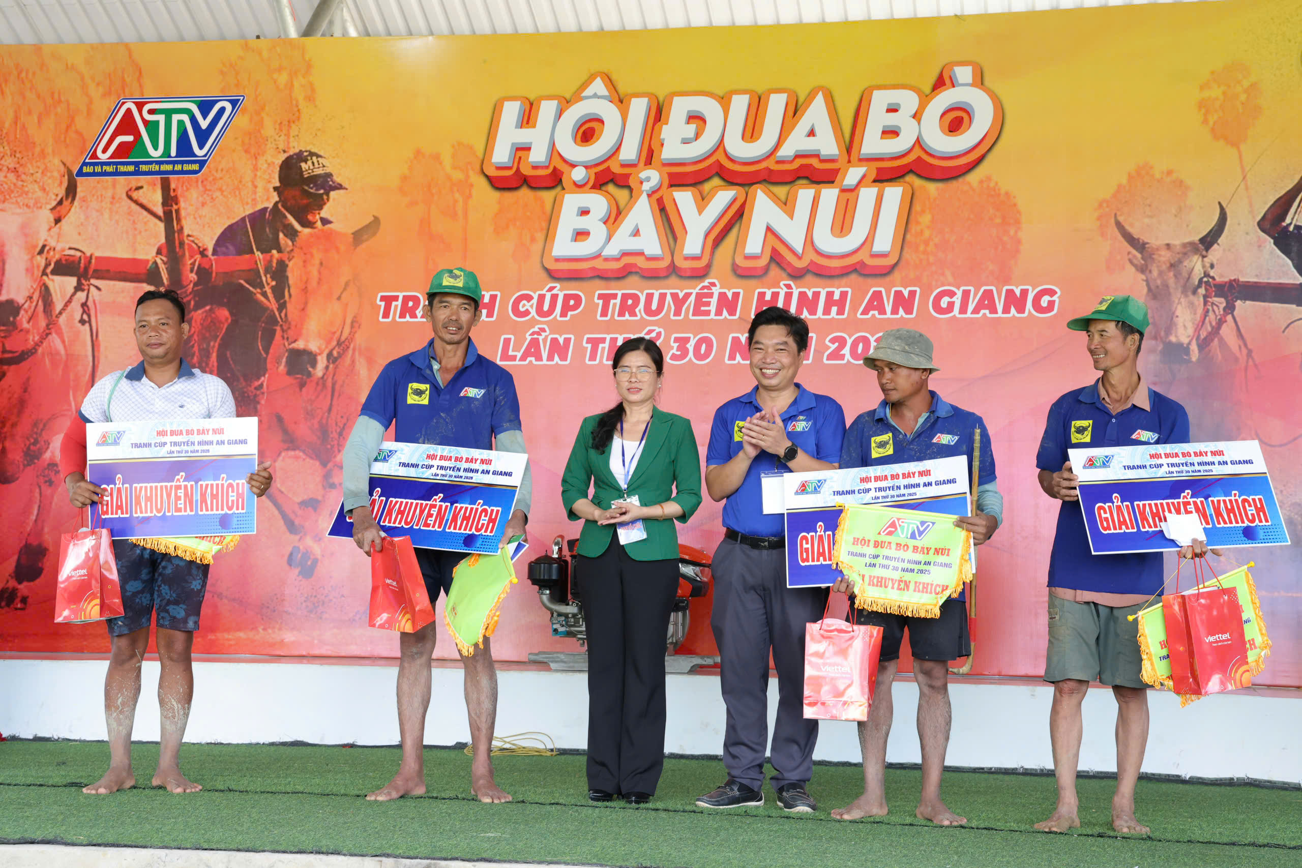 Náo nhiệt Hội Đua bò Bảy Núi An Giang - Ảnh 6.