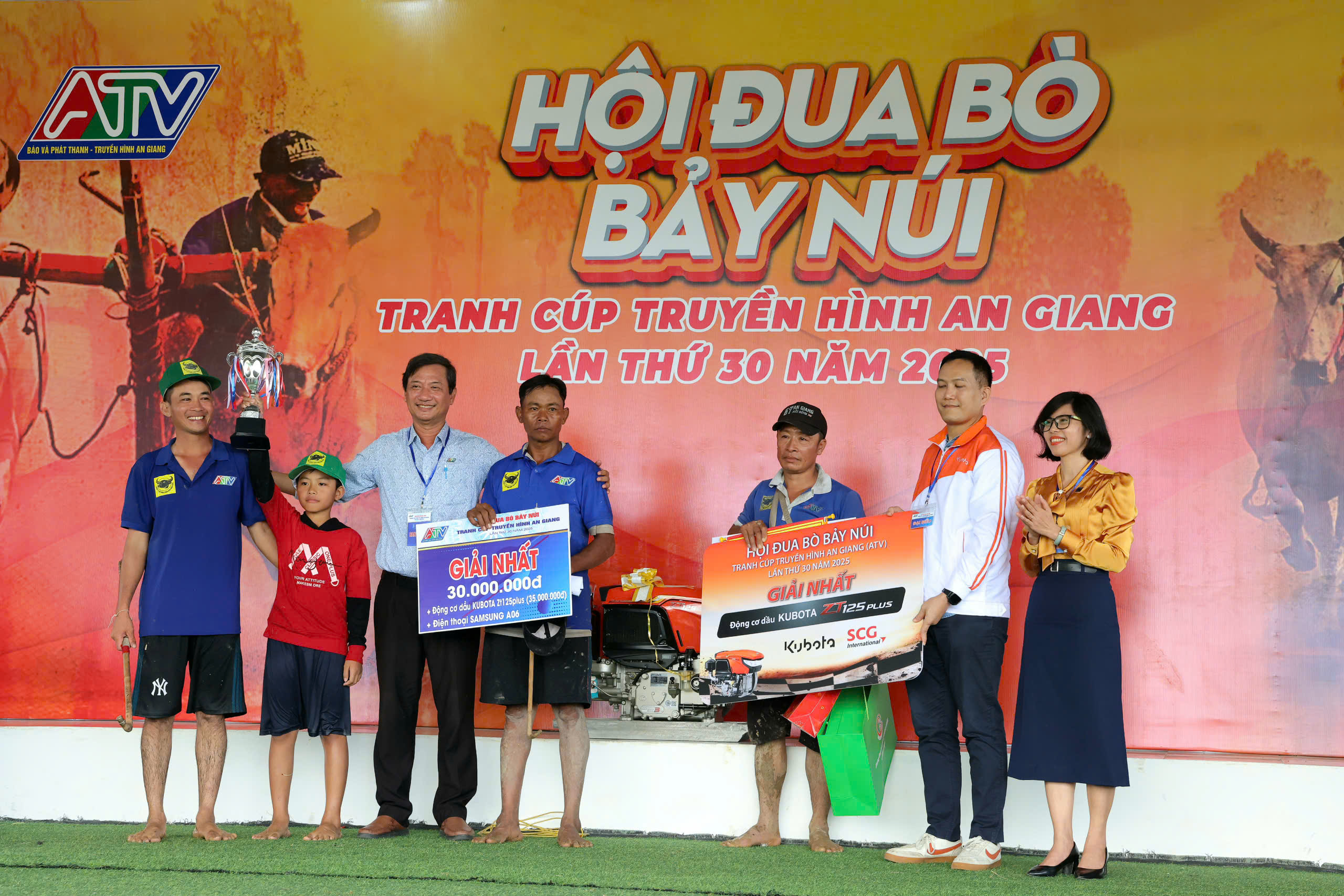 Náo nhiệt Hội Đua bò Bảy Núi An Giang - Ảnh 4.