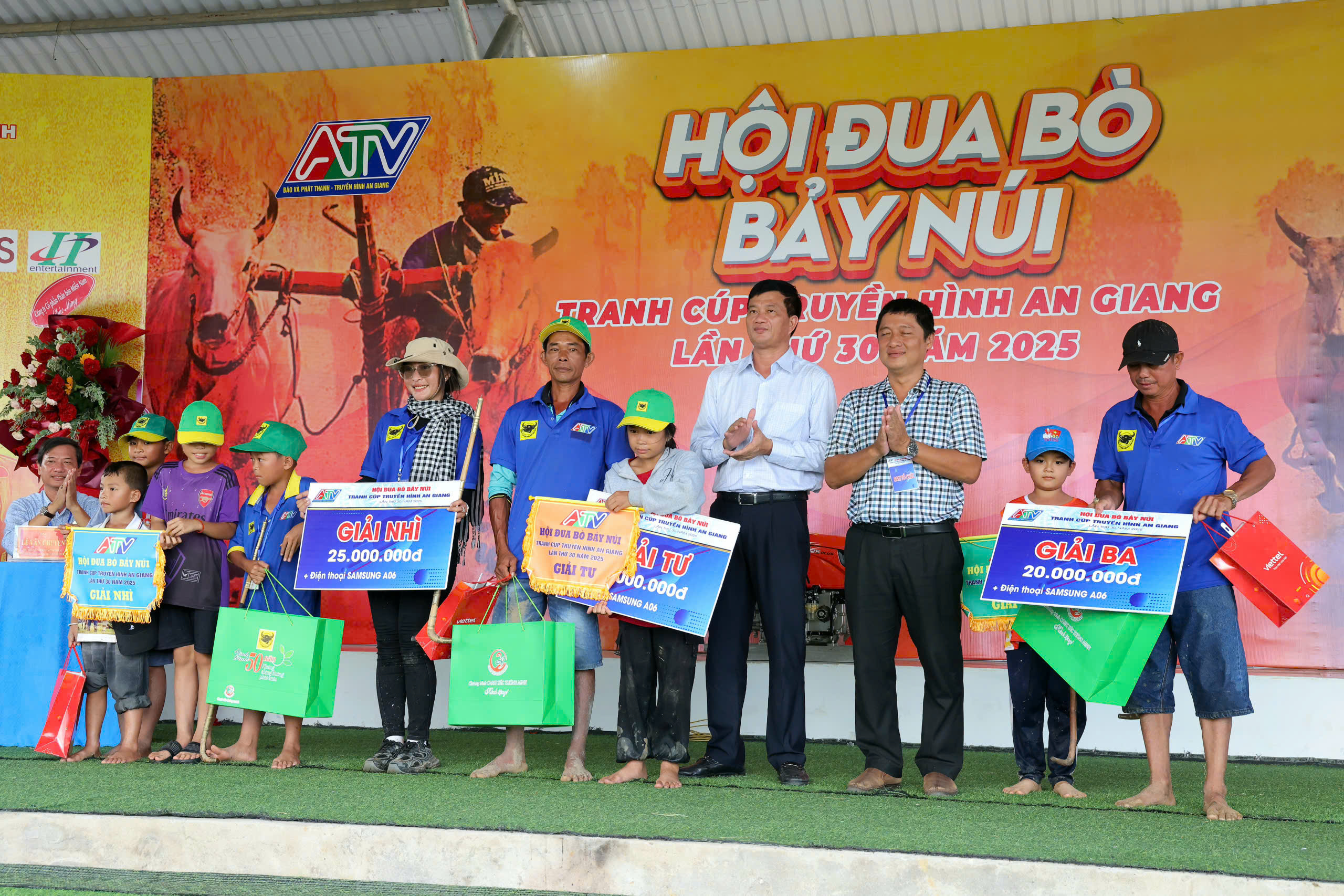 Náo nhiệt Hội Đua bò Bảy Núi An Giang - Ảnh 5.
