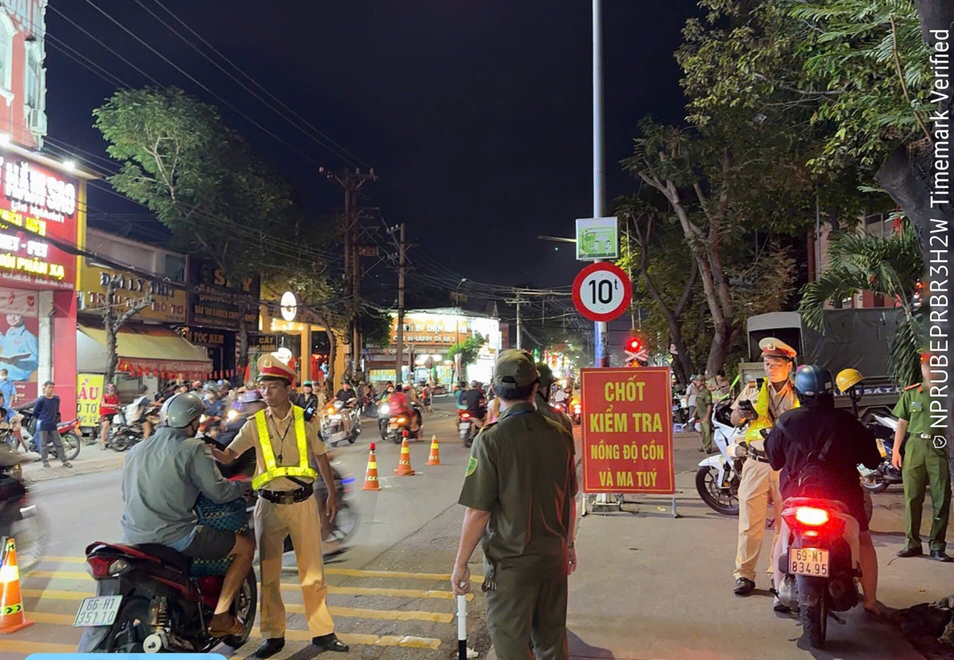 Công an xã tham gia điều tiết giao thông cùng lực lượng Cảnh sát giao thông- Ảnh 1.
