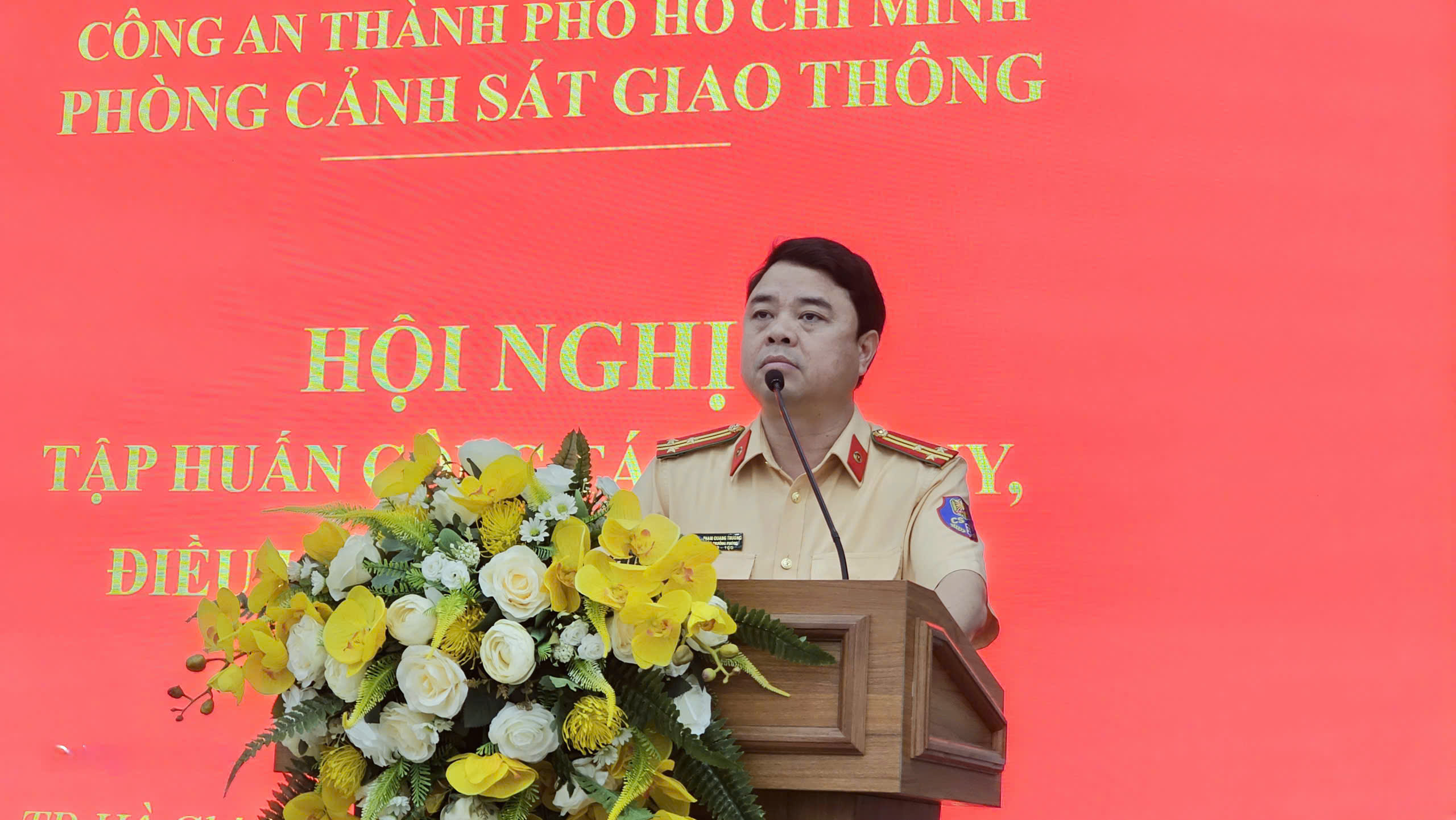 Công an xã tham gia điều tiết giao thông cùng lực lượng Cảnh sát giao thông- Ảnh 2.