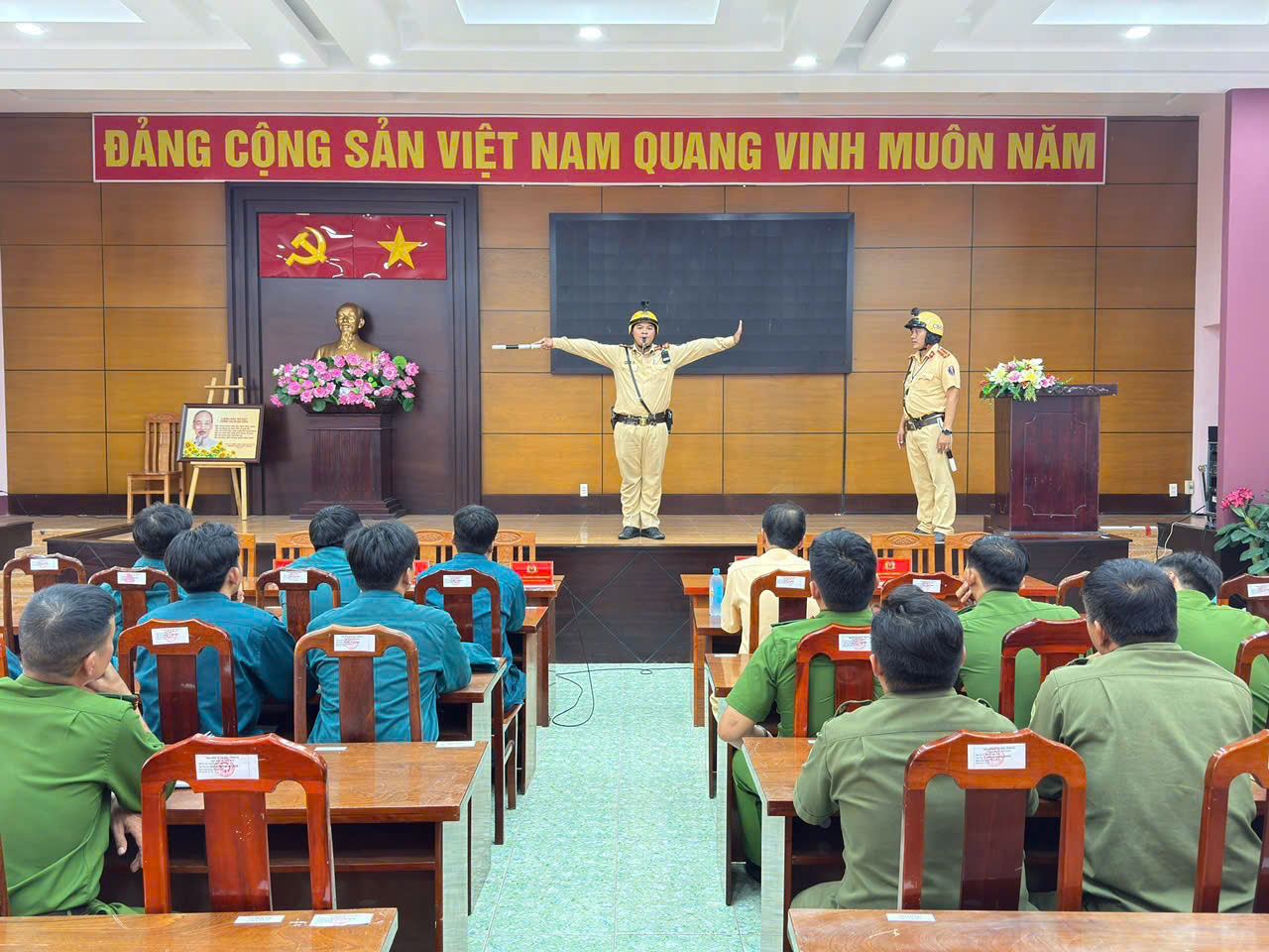 Công an xã tham gia điều tiết giao thông cùng lực lượng Cảnh sát giao thông- Ảnh 3.