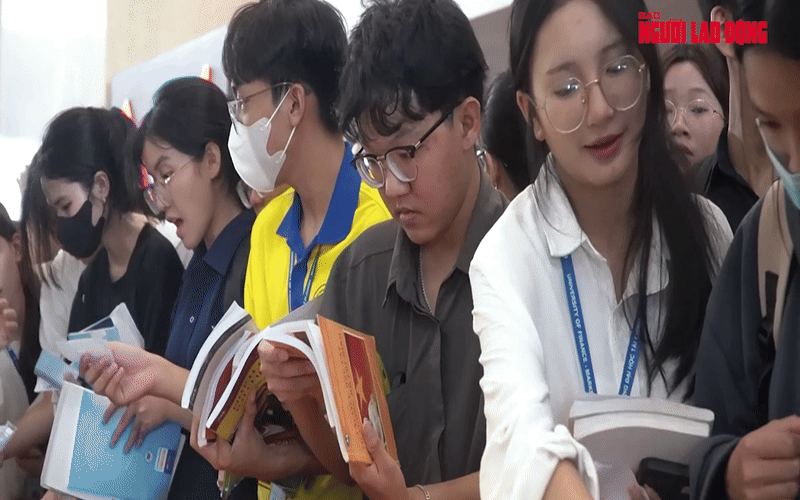 Cụ &ocirc;ng 91 tuổi d&ugrave;ng "cục gạch" chụp ảnh ch&aacute;u g&aacute;i trong lễ tốt nghiệp - Ảnh 2.