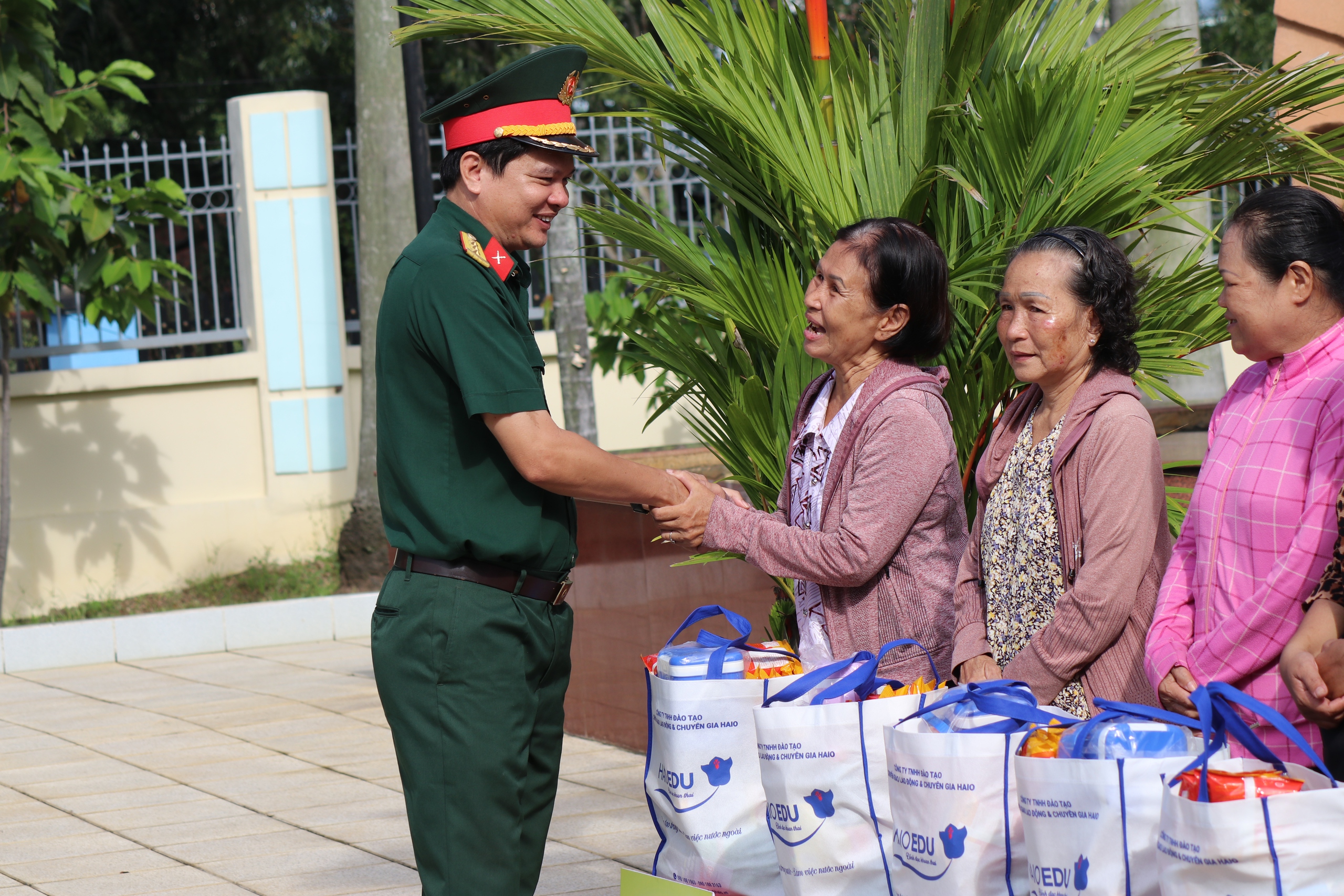 Trung đoàn Gia Định: Gắn kết tình Quân - Dân với "Gian hàng 0 đồng" - Ảnh 15.