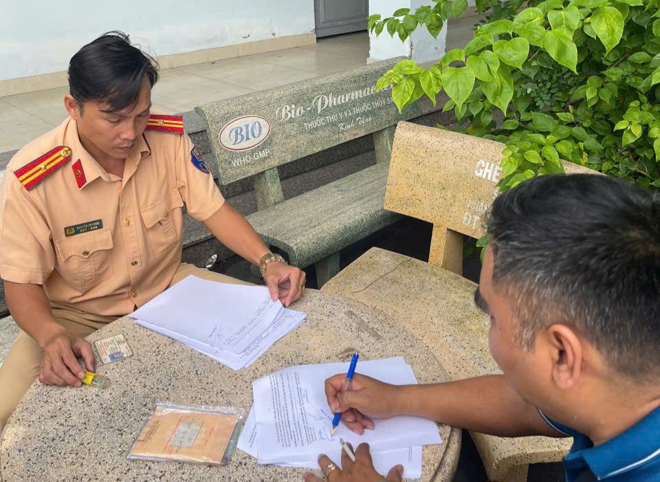 Đ&atilde; t&igrave;m thấy t&agrave;i xế "đi v&agrave;o đường cấm" tr&ecirc;n cầu B&igrave;nh Lợi, TP HCM- Ảnh 1.
