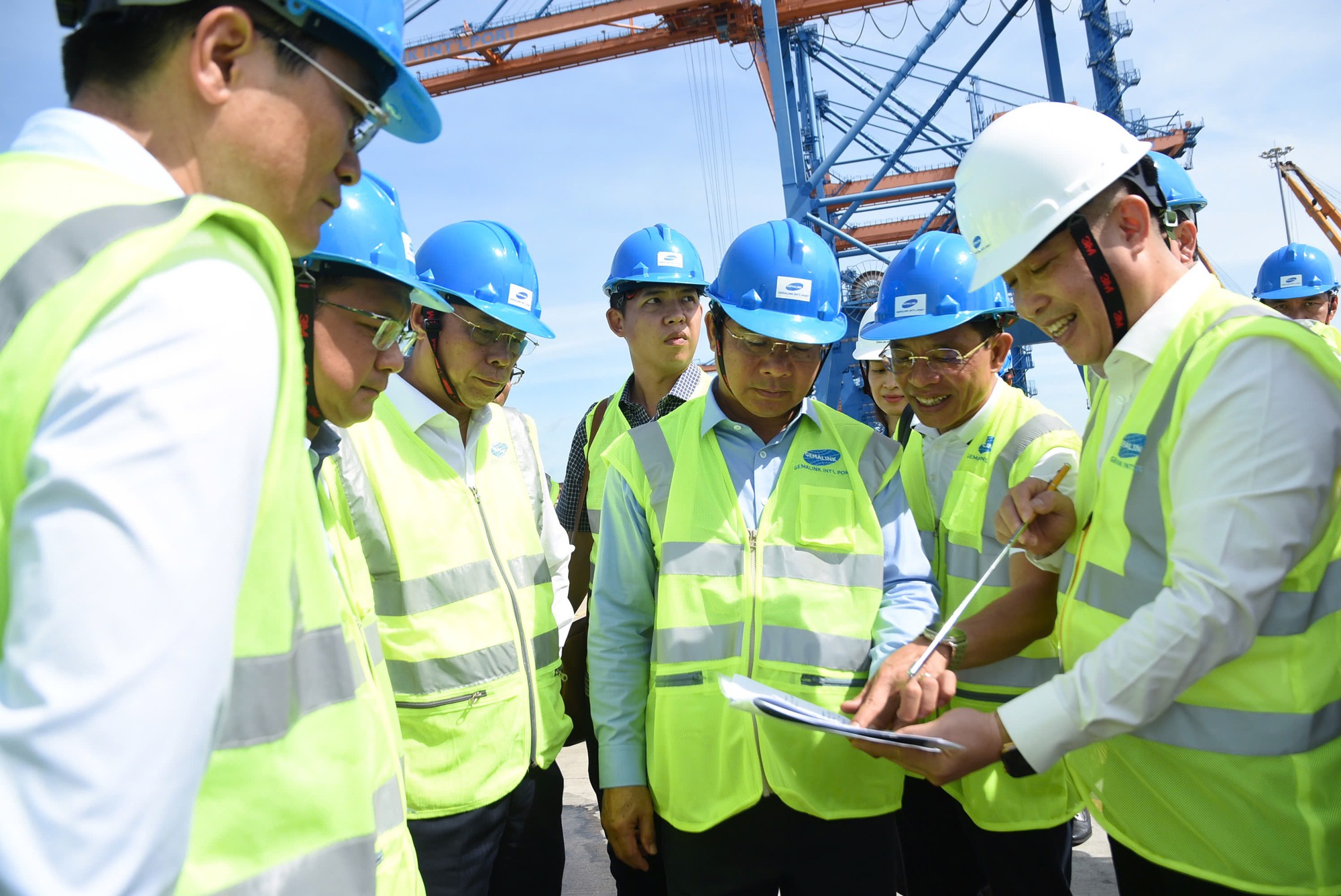 Chủ tịch UBND TP HCM Nguyễn Văn Được khảo sát
tiềm năng phát triển cảng biển- Ảnh 1.