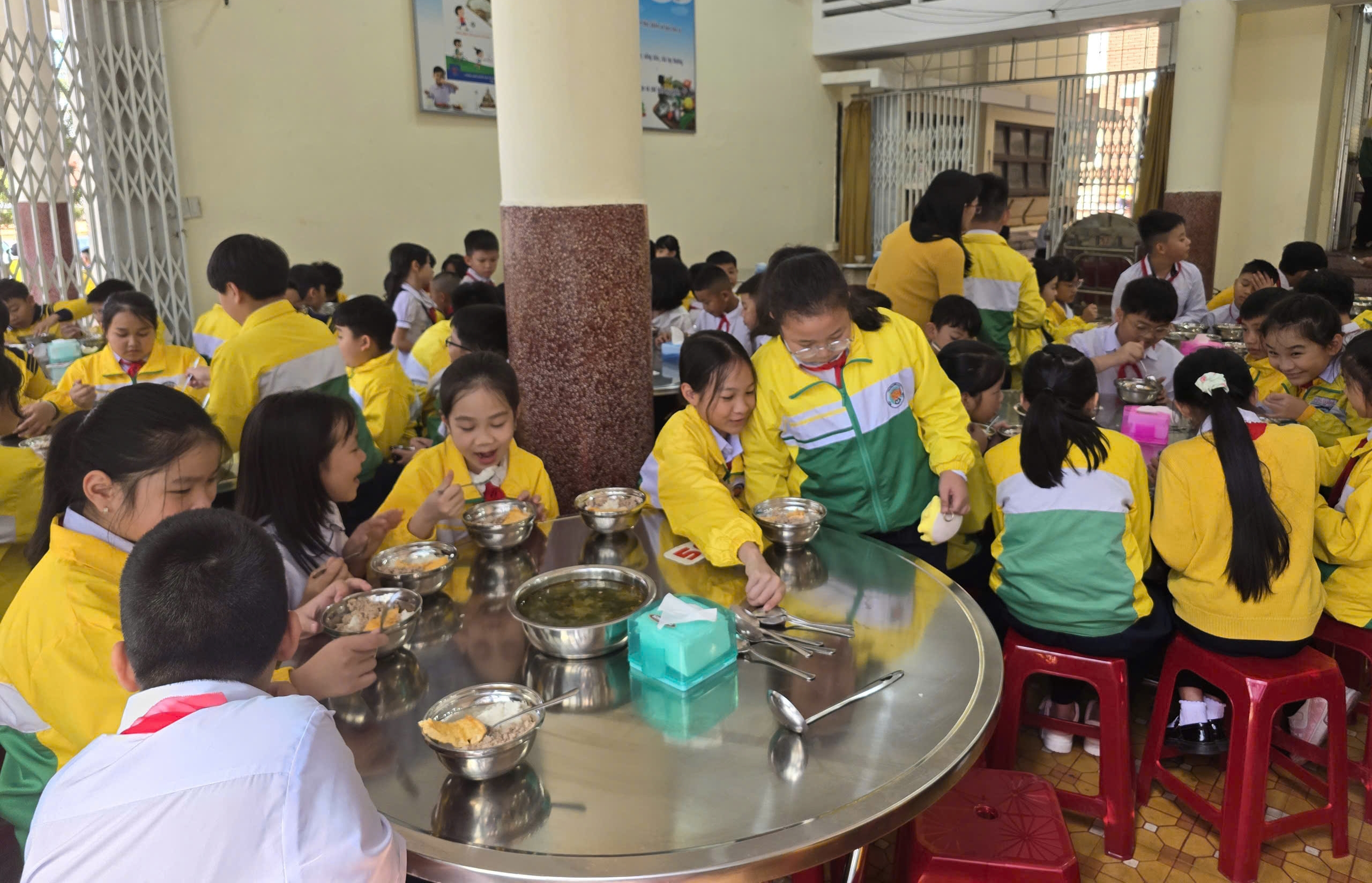 Trường tiểu học bị tố nhập thực phẩm bẩn sẽ tạm dừng bếp ăn bán trú- Ảnh 1.