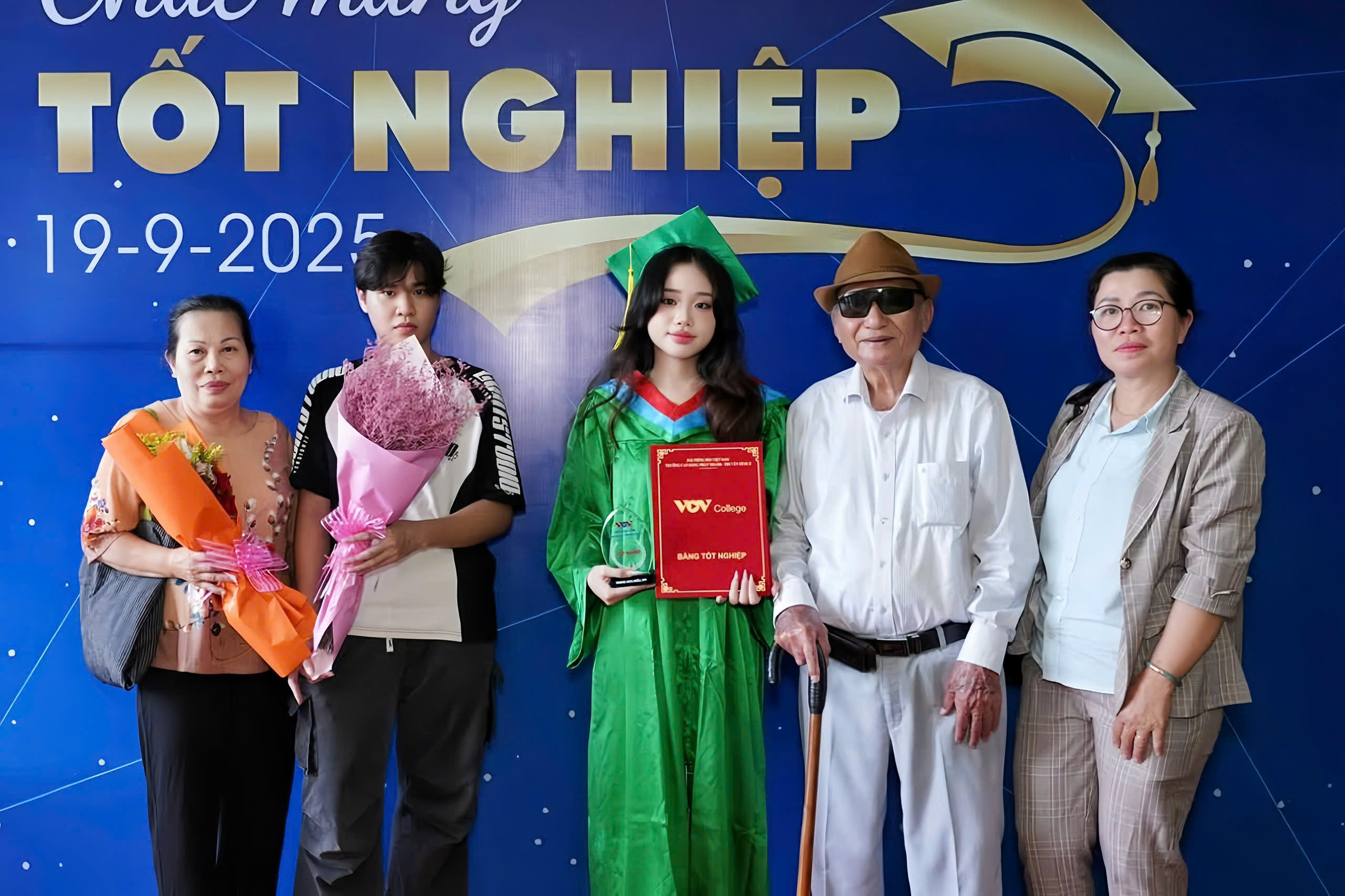 Cụ &ocirc;ng 91 tuổi d&ugrave;ng "cục gạch" chụp ảnh ch&aacute;u g&aacute;i trong lễ tốt nghiệp - Ảnh 3.
