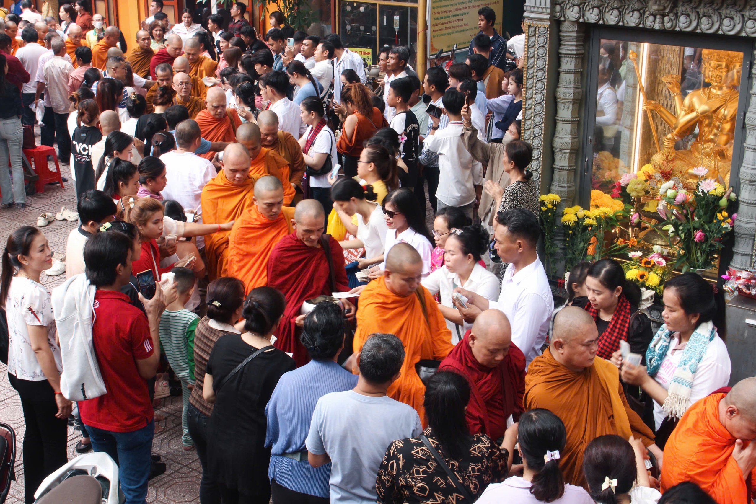 TP HCM: Tưng bừng lễ Sene Đ&ocirc;n Ta (lễ Vu Lan b&aacute;o hiếu) của đồng b&agrave;o Khmer  - Ảnh 1.