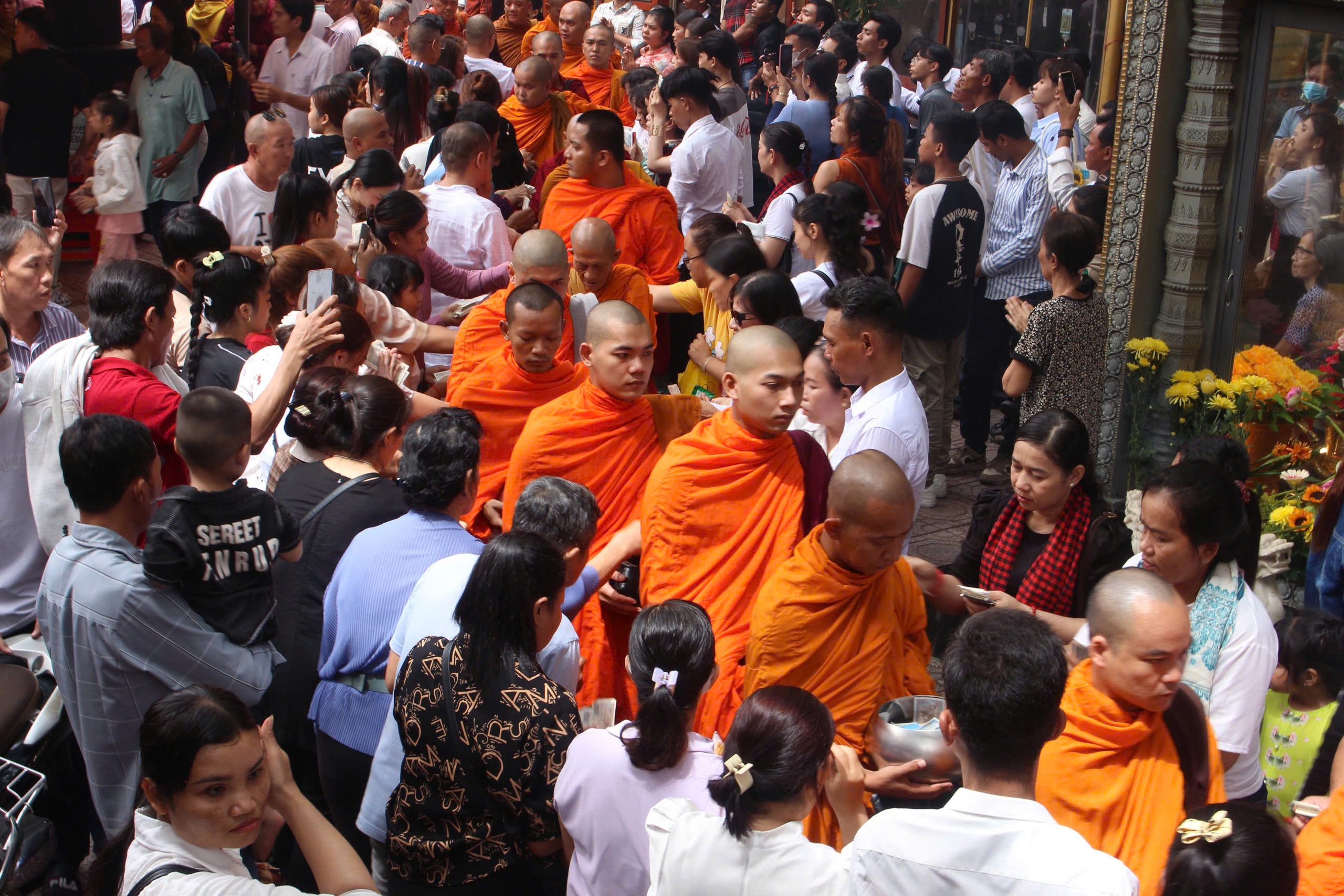 TP HCM: Tưng bừng lễ Sene Đ&ocirc;n Ta (lễ Vu Lan b&aacute;o hiếu) của đồng b&agrave;o Khmer  - Ảnh 4.