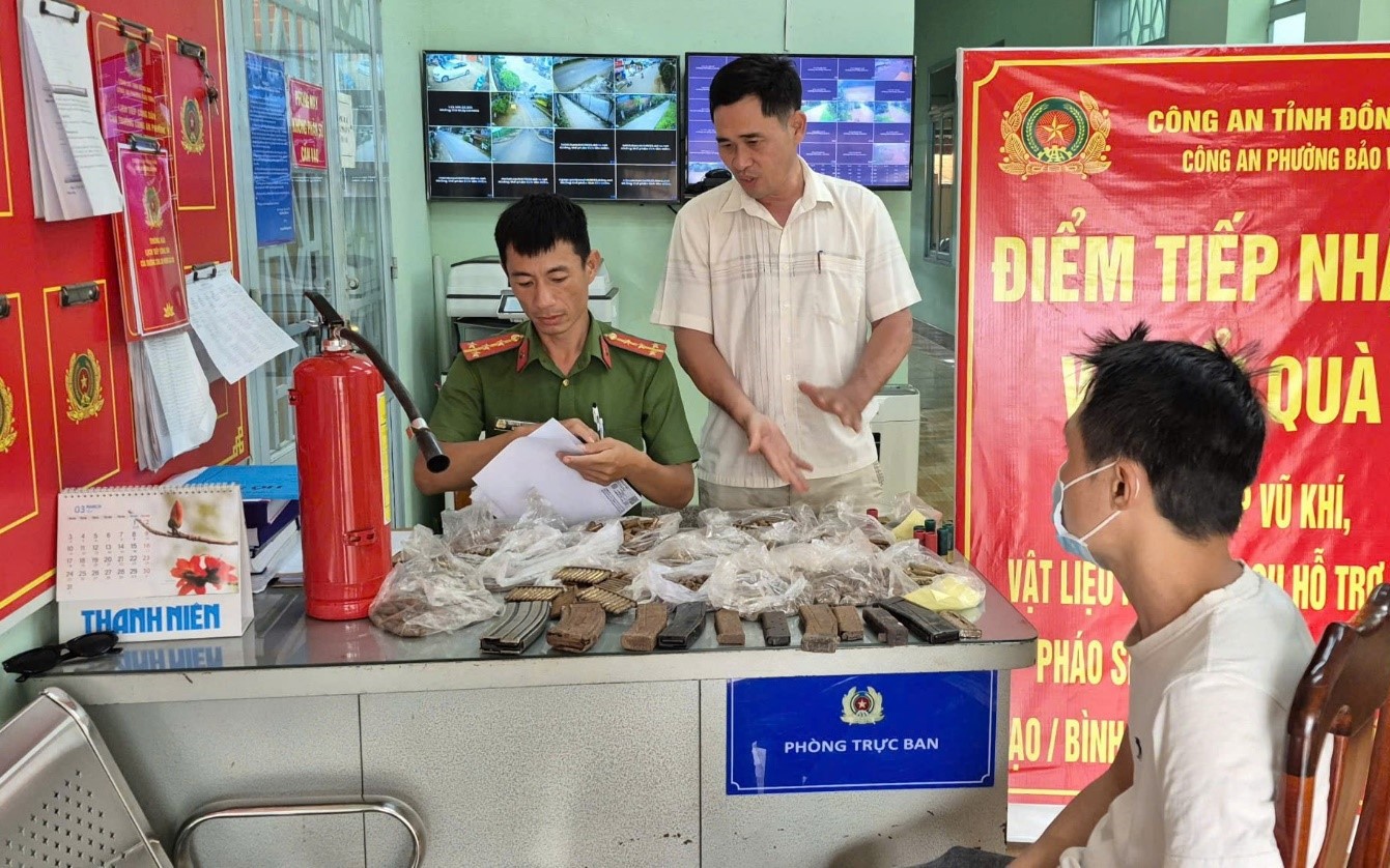 Một người dân ở Đồng Nai giao nộp gần 1.400 viên đạn