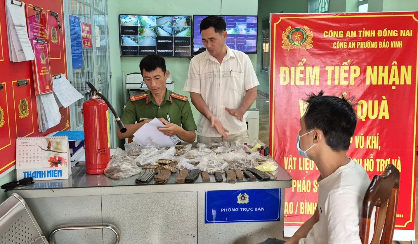 Một người d&acirc;n ở Đồng Nai giao nộp gần 1.400 vi&ecirc;n đạn- Ảnh 1.