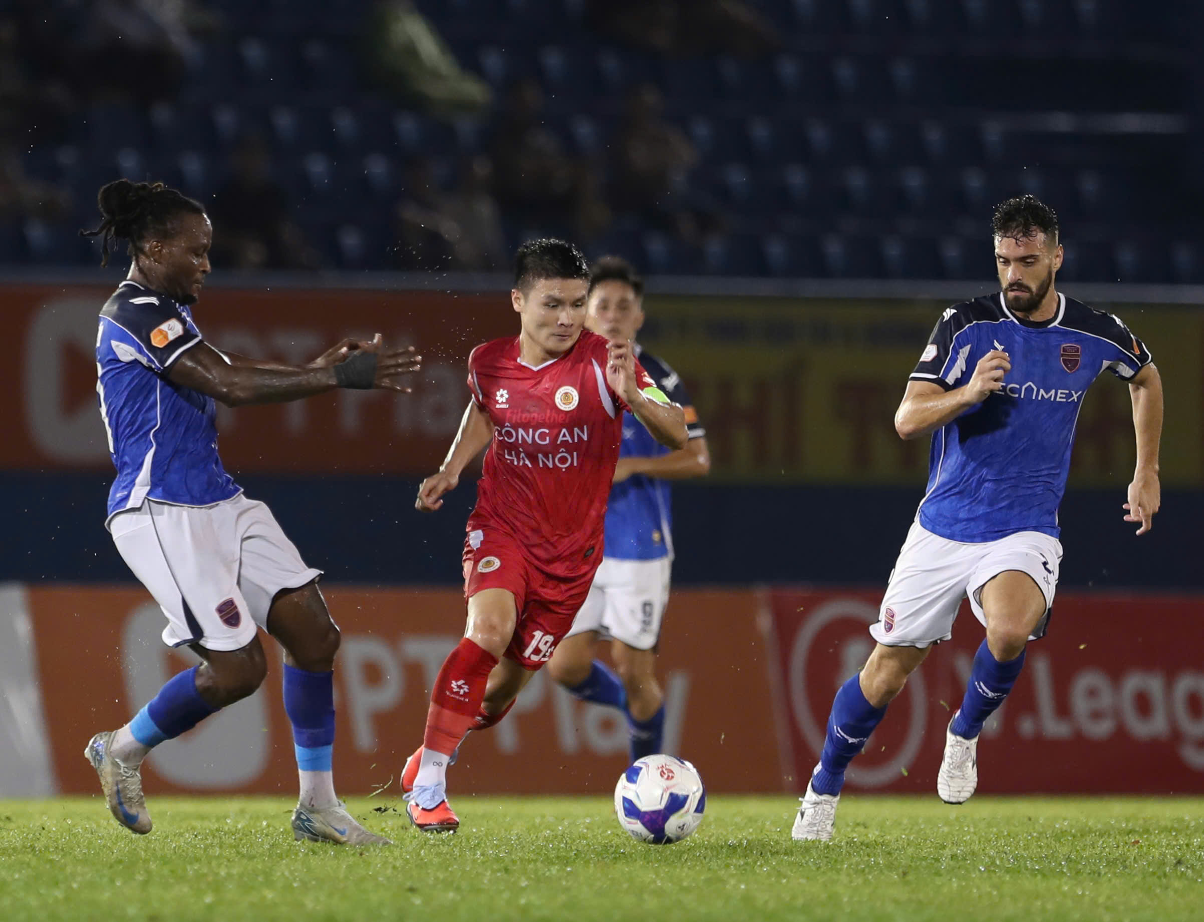 Ch&acirc;n s&uacute;t nước ngo&agrave;i lấn lướt tại V-League- Ảnh 1.