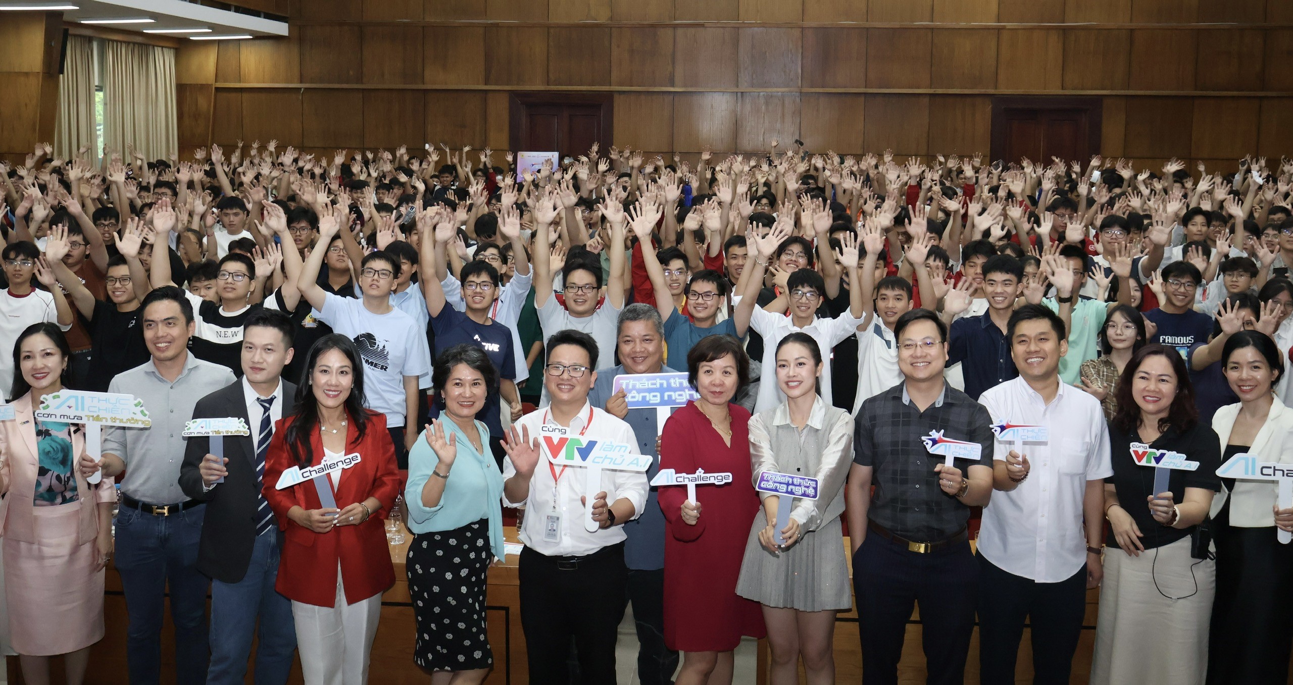 Gần 4.000 sinh vi&ecirc;n đ&atilde; tham gia Unitour &ldquo;A.I thực chiến&rdquo;, Đại học B&aacute;ch Khoa b&ugrave;ng nổ đăng k&yacute;- Ảnh 1.