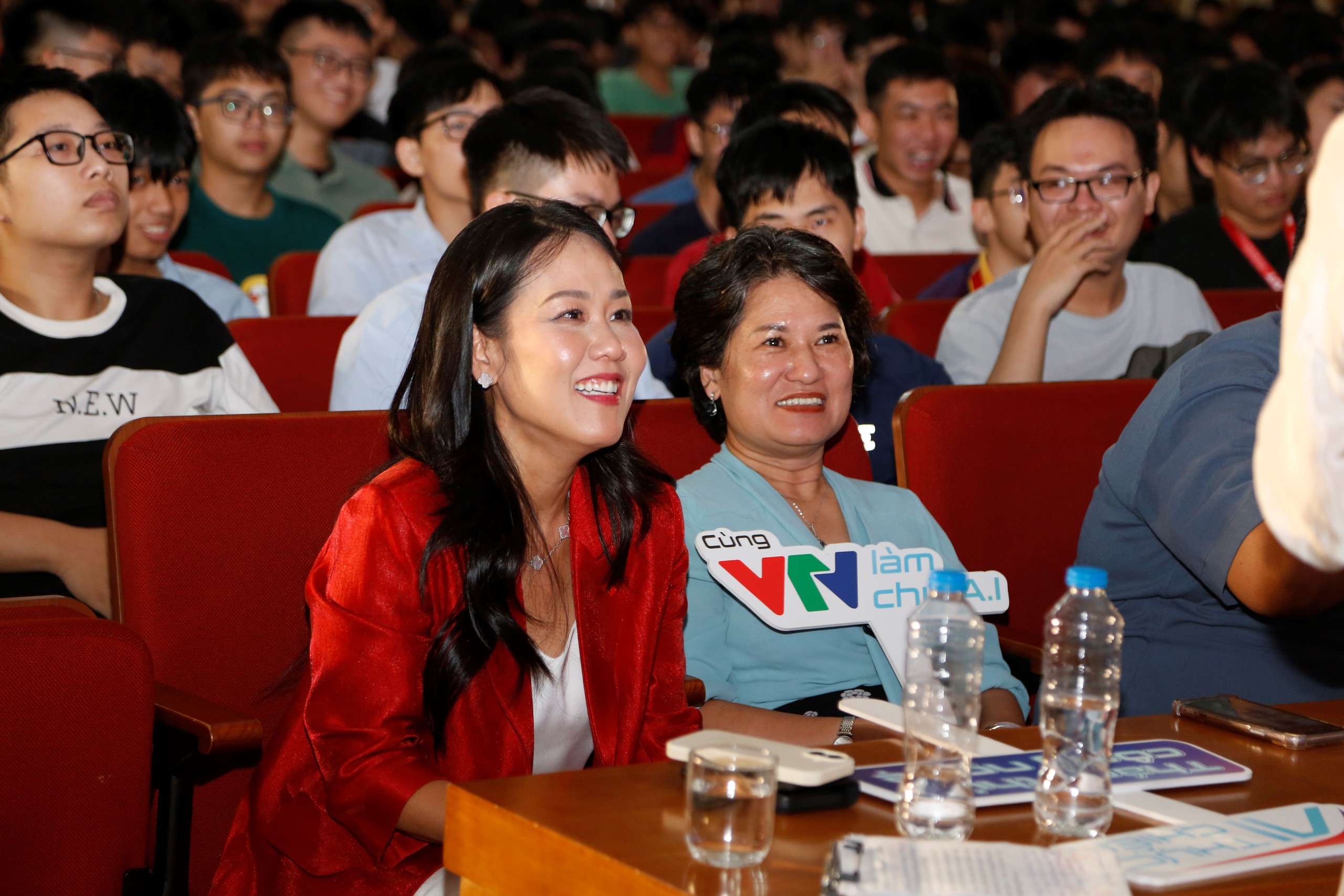 Gần 4.000 sinh vi&ecirc;n đ&atilde; tham gia Unitour &ldquo;A.I thực chiến&rdquo;, Đại học B&aacute;ch Khoa b&ugrave;ng nổ đăng k&yacute;- Ảnh 3.