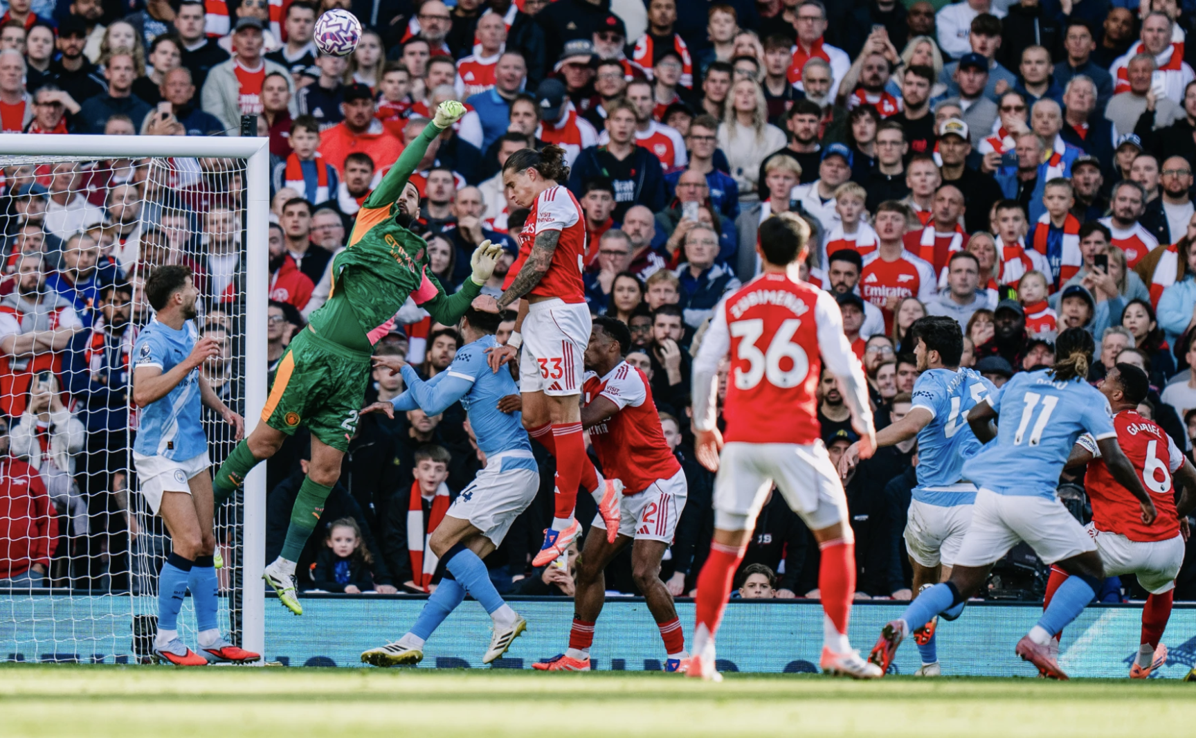 Arsenal v&agrave; Man City n&iacute;u ch&acirc;n nhau ở đại chiến, Liverpool hưởng lợi ng&ocirc;i đầu- Ảnh 1.