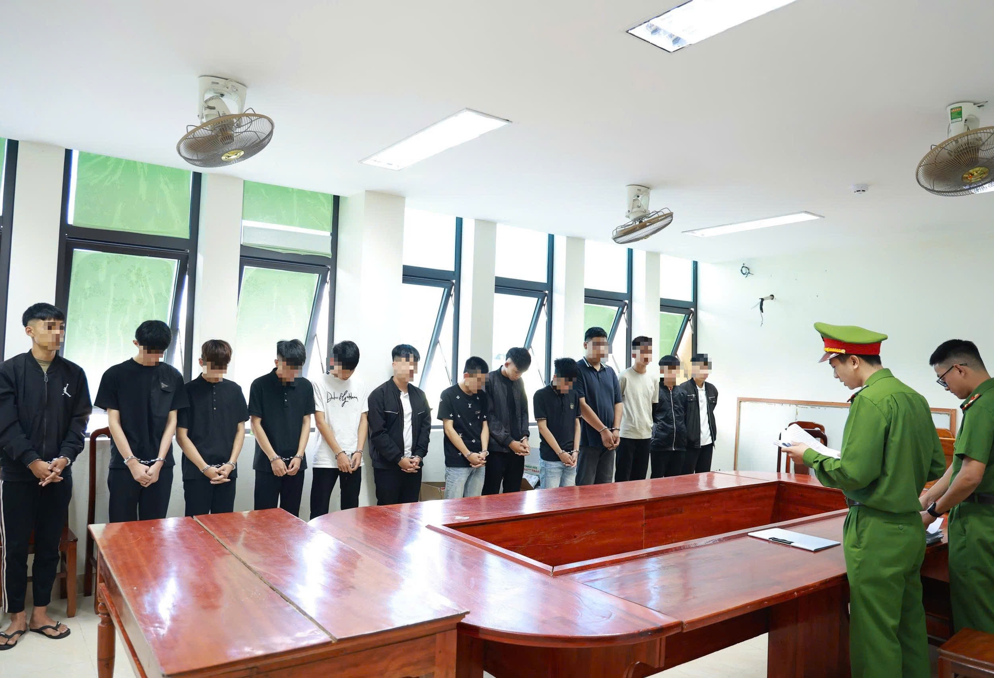 Khởi tố nh&oacute;m đối tượng c&ocirc;n đồ tại Quảng Trị giữ vững an ninh trật tự - Ảnh 1.