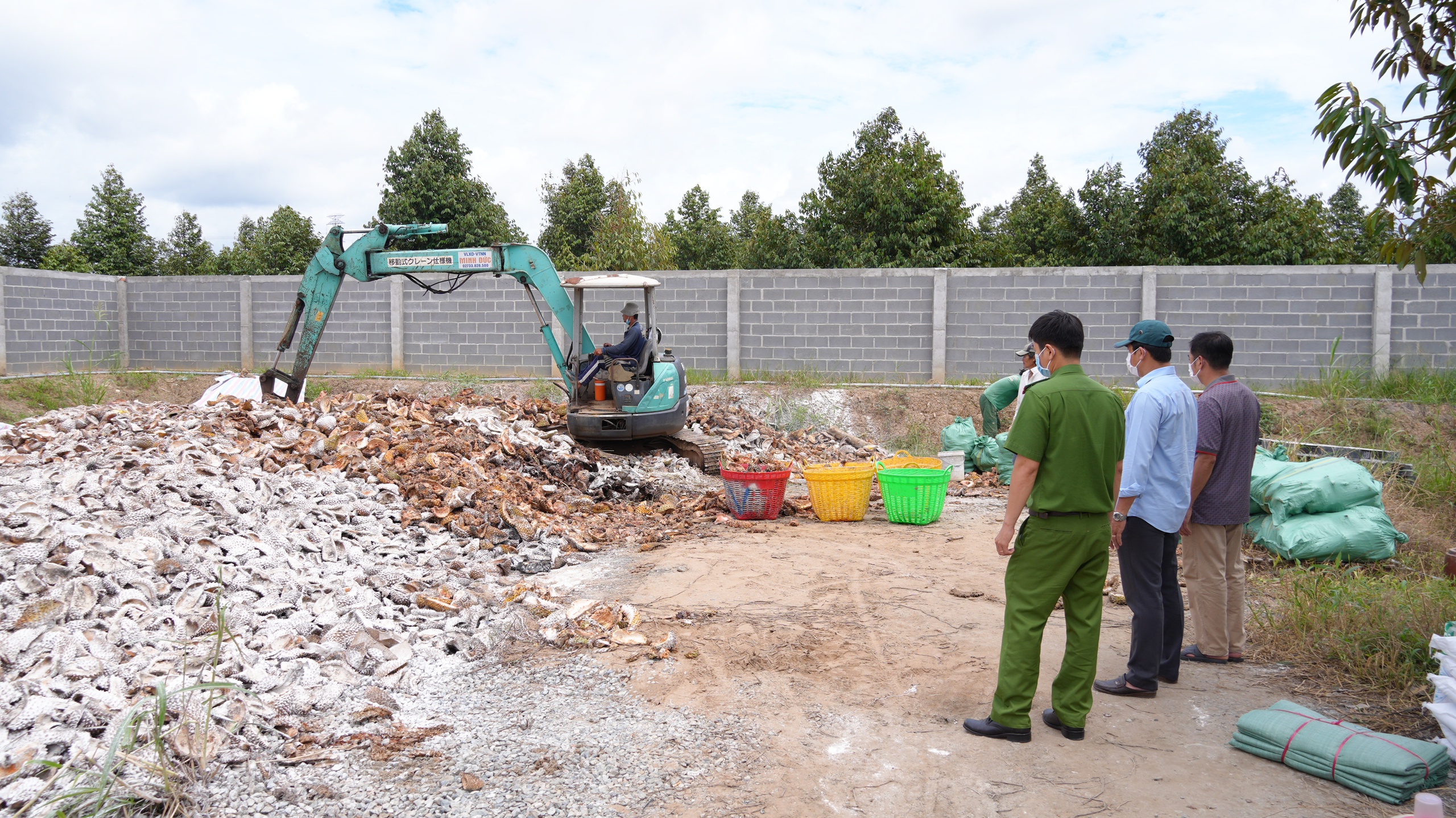 CLIP: Bắt quả tang 2 vụ đổ vỏ sầu ri&ecirc;ng g&acirc;y &ocirc; nhiễm m&ocirc;i trường - Ảnh 1.